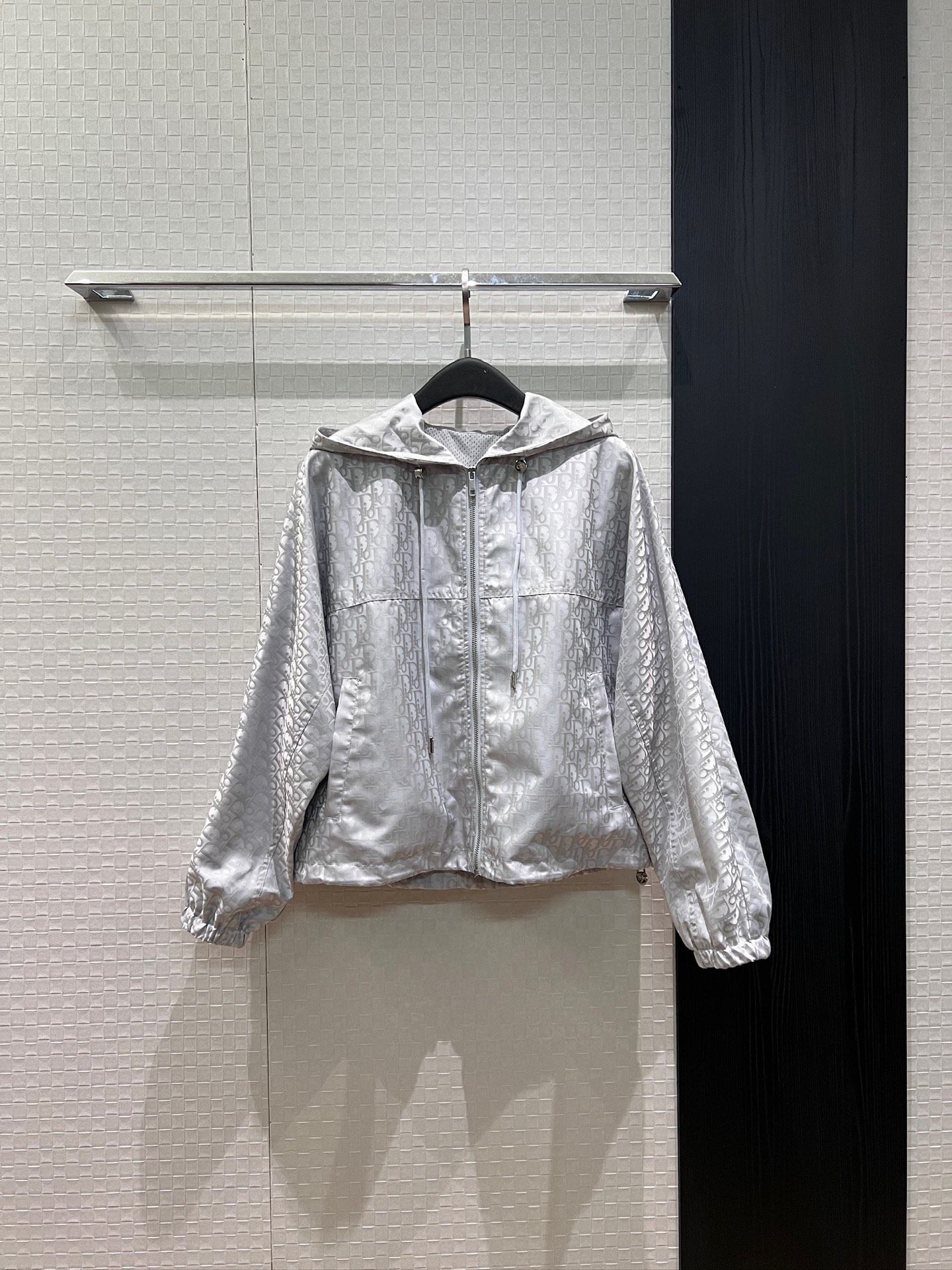 NO:952827,New classic dark pattern old flower hooded loose windbreaker jacket with mesh lining. The hem can be drawn with a drawstring to tighten the waist. Casual and age-reducing. Hardware accessories mold opening S-XL,,jackets & coats,hats,19860909新款经典暗纹老花连帽宽松风衣外套网眼内衬 下摆可抽绳收腰 休闲减龄 五金配件开模 S-XL,,jackets & coats,hats,,Women's clothing