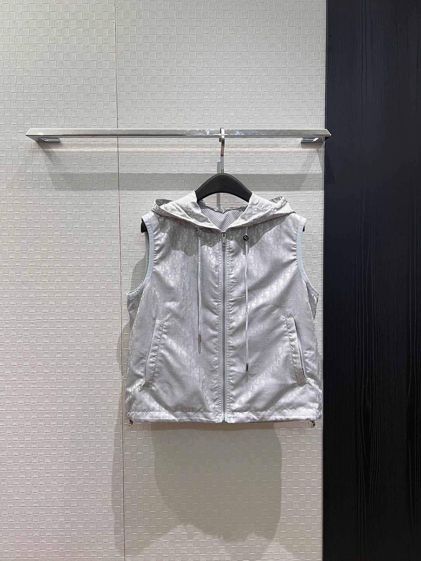 NO:952811,New Cd presbyopic letter jacquard hooded short vest jacket with mesh lining. The hem can be drawn with a drawstring to tighten the waist. Casual and age-reducing. Fashionable and versatile. S-XL,,jackets & coats,hats,19860909新款Cd老花字母提花连帽短款马甲外套网眼内衬 下摆可抽绳收腰 休闲减龄 时尚百搭 S-XL,,jackets & coats,hats,,Women's clothing