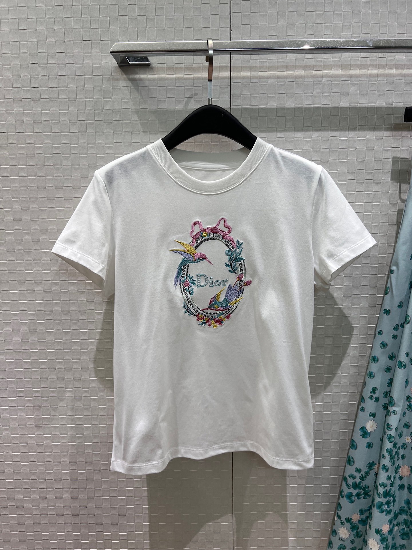 NO:952779,The new colorful embroidered bird magic mirror logo short-sleeved T-shirt is simple and versatile, a must-have for age reduction SML,, T-shirt, tees, t-shirt,19860909新款彩色刺绣飞鸟魔镜logo短袖T恤简单百搭 减龄必备 SML,,T-shirt,tees，t-shirt,,Women's clothing