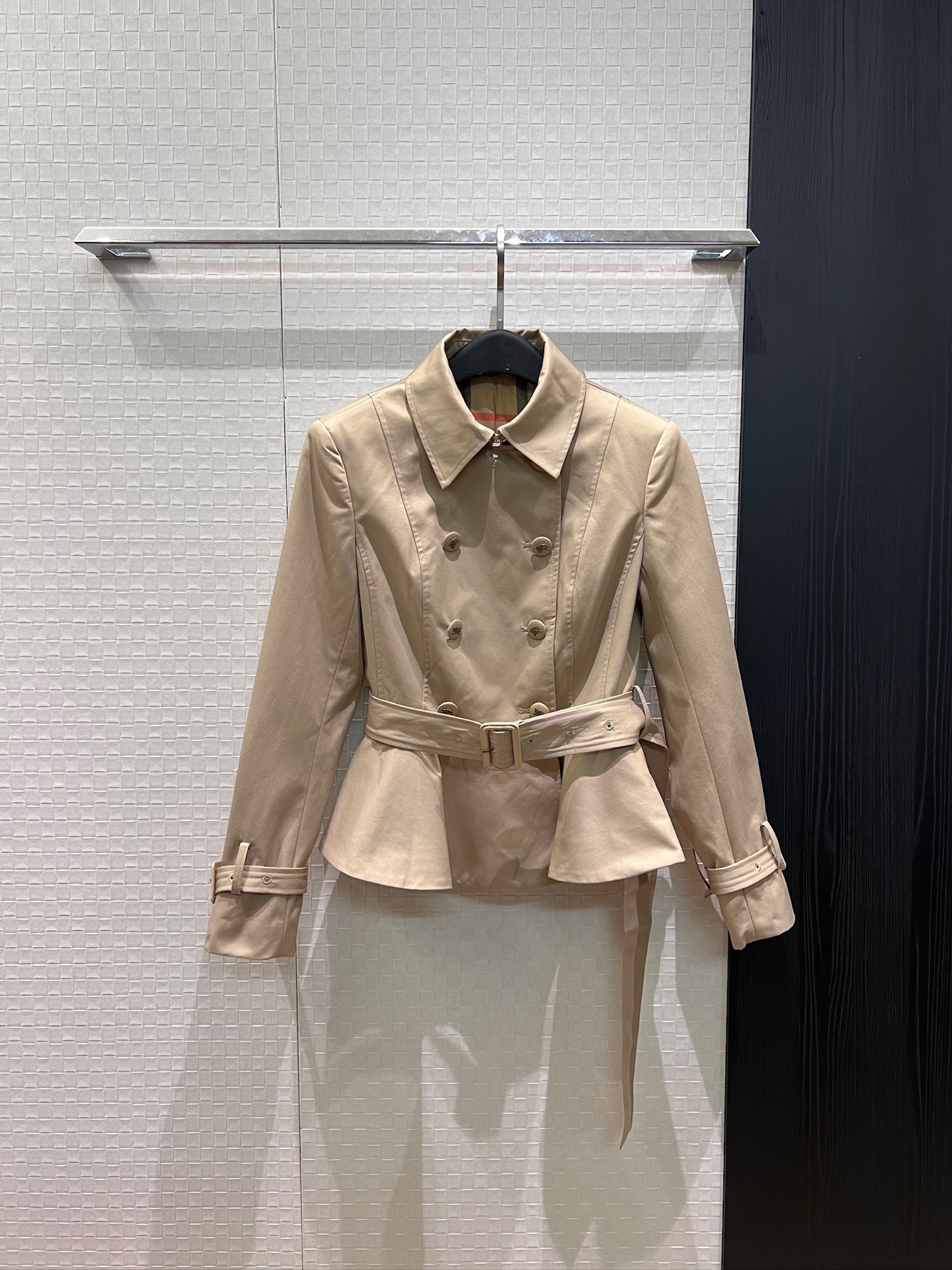 NO:952758,New double-breasted short waisted ruffled hem jacket war horse buckle belt decoration spliced ​​ruffled hem design waist slimming slim temperament fashionable and elegant maroon khaki SML,,jackets & coats,19860909新款双排扣短款收腰荷叶下摆外套战马包扣 系腰带装饰 拼接荷叶边下摆设计 收腰显瘦 气质修身 时尚优雅枣红卡其 SML,,jackets & coats,,Women's clothing