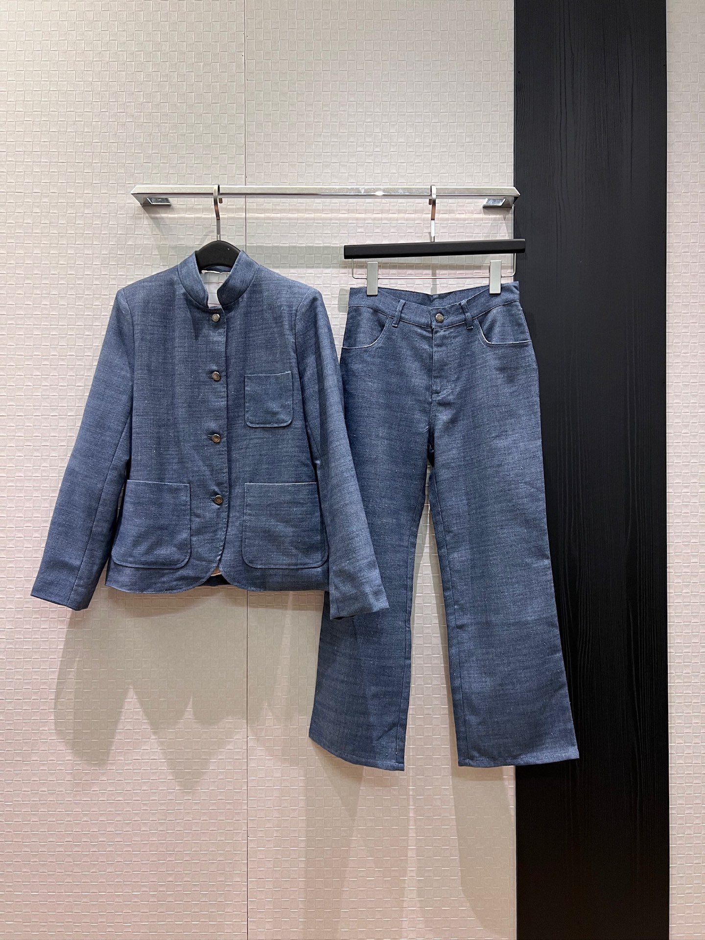 NO:952743,Jacket l trousers new style Lp haze blue small stand collar jacket same style casual trousers Old money style must-have classic plaid lining Three pocket decoration Hardware molding Commuting fashion SML,,loro piana,jackets & coats,19860909外套l 裤子新款Lp雾霾蓝小立领外套同款休闲西裤 老钱风必备经典格纹内衬 三个口袋装饰 五金开模 通勤时尚 SML,,loro piana,jackets & coats,,Women's clothing