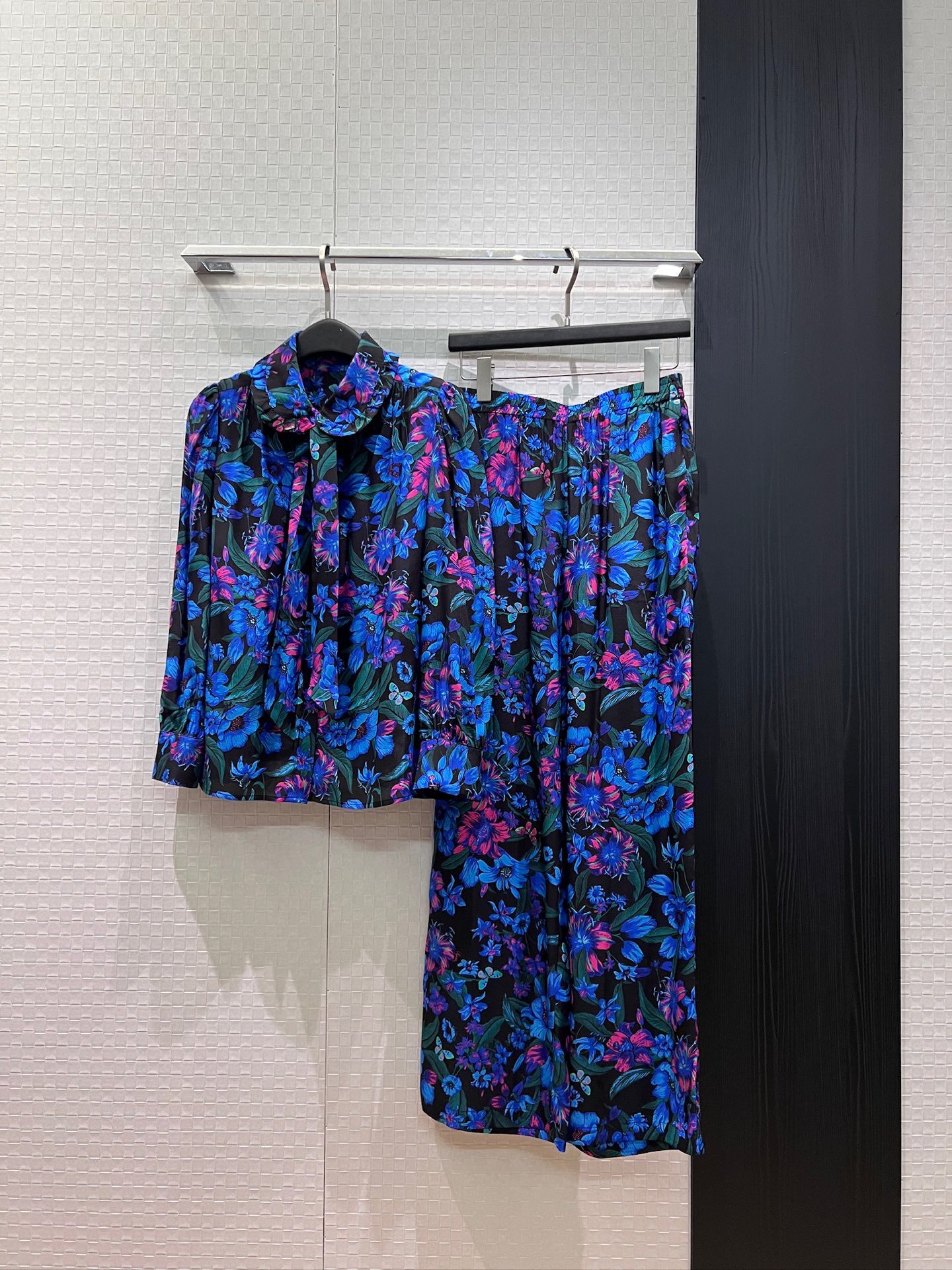 NO:952728,Tops, pants, new heavyweight silk crepe de chine, floral print lace collar shirt, elastic waist wide leg trousers, fashionable commuting set that can be matched or separated to be versatile S-XL,,real silk,19860909上衣 裤子新款重磅真丝双绉 花卉印花花边领衬衣松紧腰阔腿裤 时尚通勤一套搭配或分开百搭 S-XL,,real silk,,Women's clothing