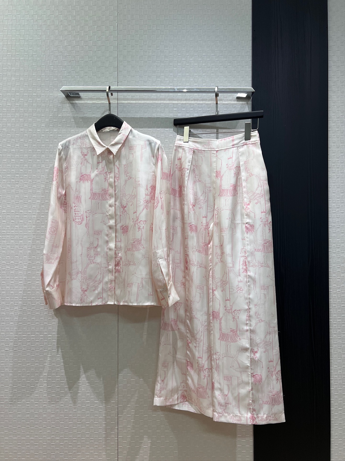 NO:952767,Shirts and trousers, new positioning printed silk twill shirt, positioning flower silk wide-leg pants with spliced ​​back waist and elastic waist design. There are pockets on both sides. Fashionable and versatile. Lazy temperament. Can be worn as a set or separately. S-XL,,real silk,19860909衬衣 裤子新款定位印花真丝斜纹衬衣定位花真丝阔腿裤拼接后腰松紧腰设计 两侧有口袋 时尚百搭 气质慵懒 可一套或分开搭 S-XL,,real silk,,Women's clothing