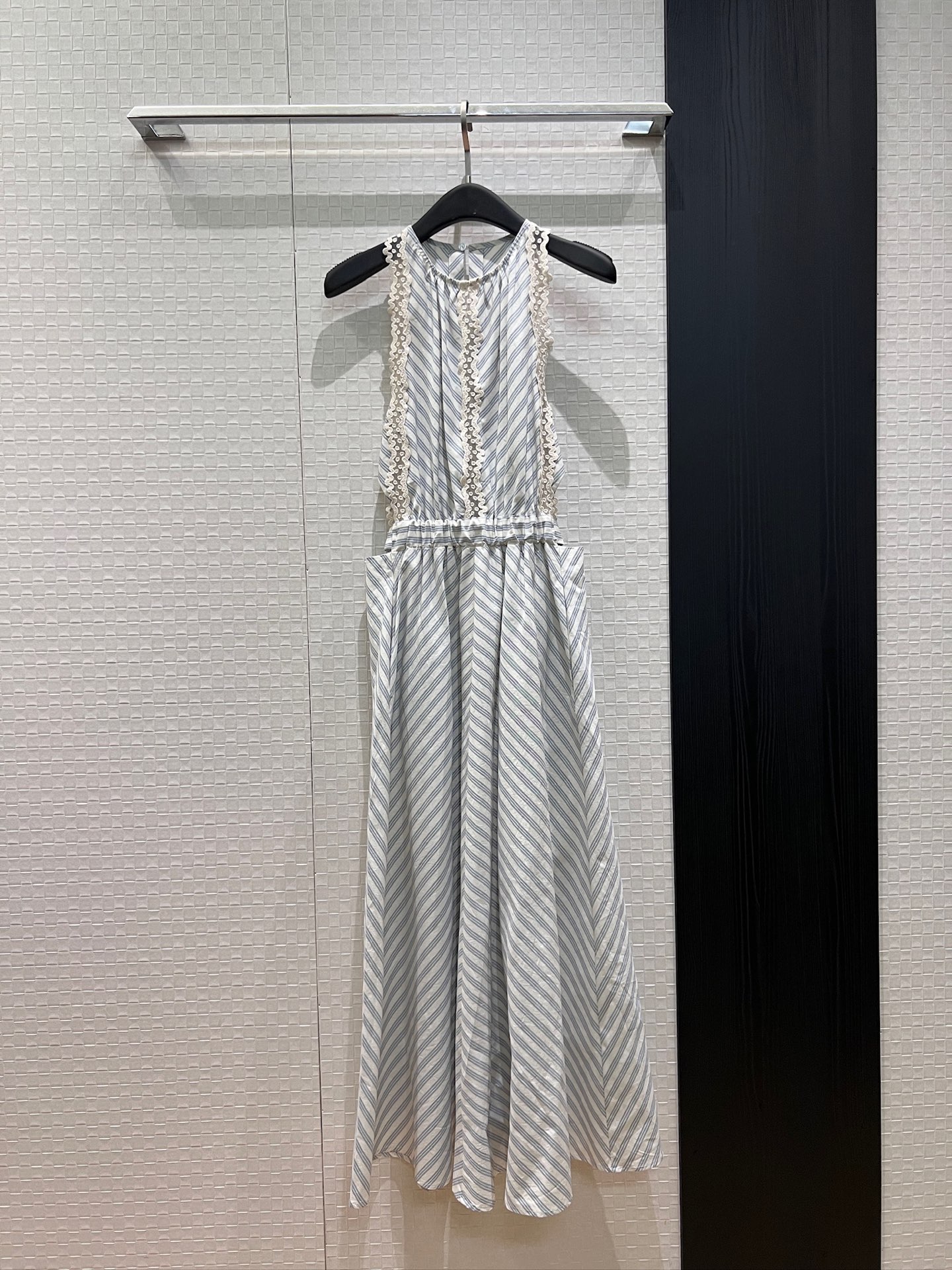 NO:952752,The same style as the new Kunling. Spliced ​​organza striped halterneck sleeveless vest dress. Long skirt with hollow design. Elastic waist belt with bow decoration. Pockets on both sides. S-XL,,skirts,19860909新款昆凌同款 拼接欧根纱条纹挂脖无袖背心连衣裙 长裙镂空设计 松紧腰系腰带蝴蝶结装饰 两侧有口袋 S-XL,,skirts,,Women's clothing