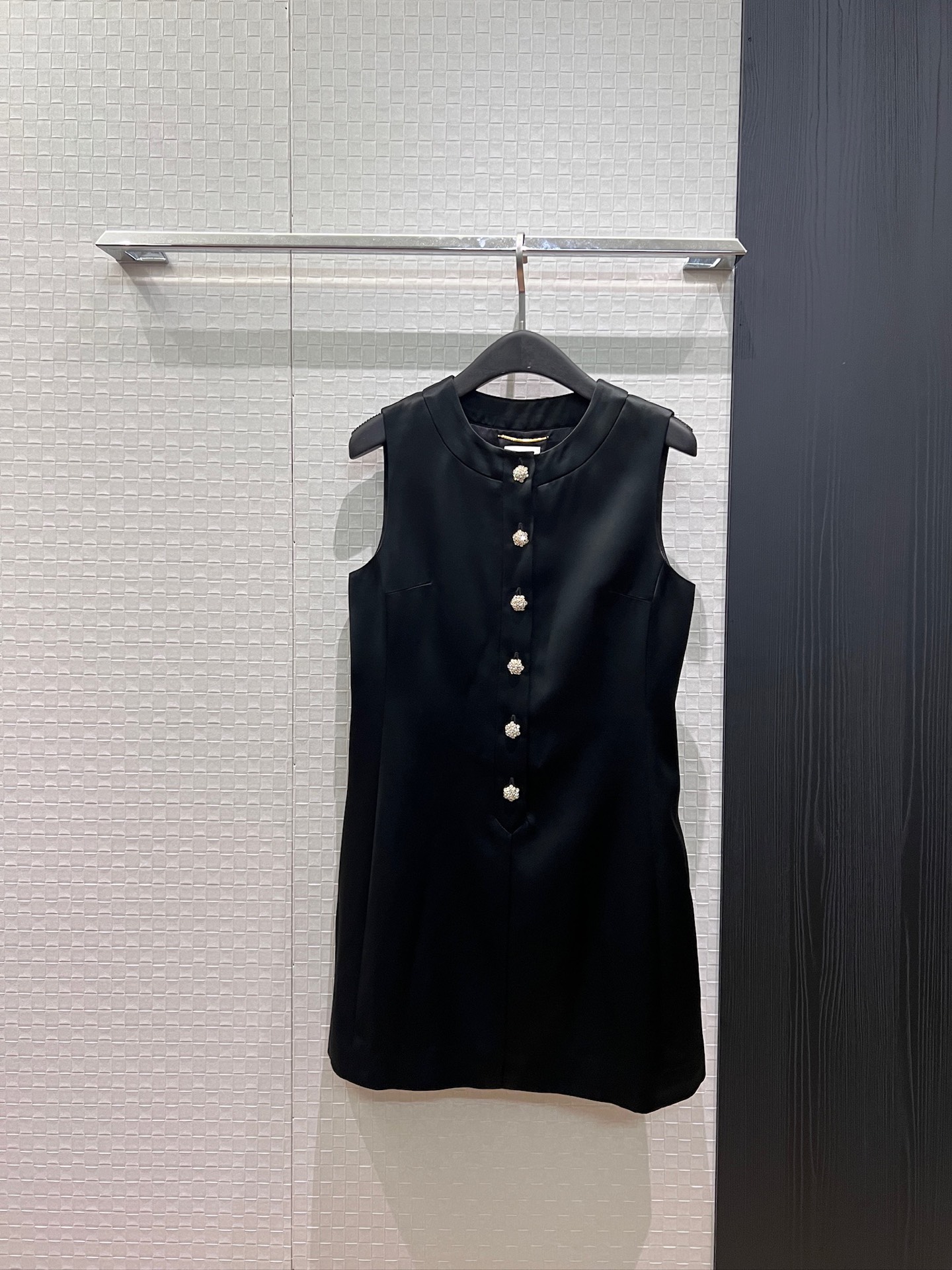 NO:952735,New heavy-duty diamond-encrusted flower buckle decoration, round neck sleeveless vest dress, slim and slim, simple temperament, must-have SML,,skirts for age reduction,19860909新款重工镶钻花朵扣装饰 圆领无袖背心连衣裙修身显瘦 简约气质 减龄必备SML,,skirts,,Women's clothing