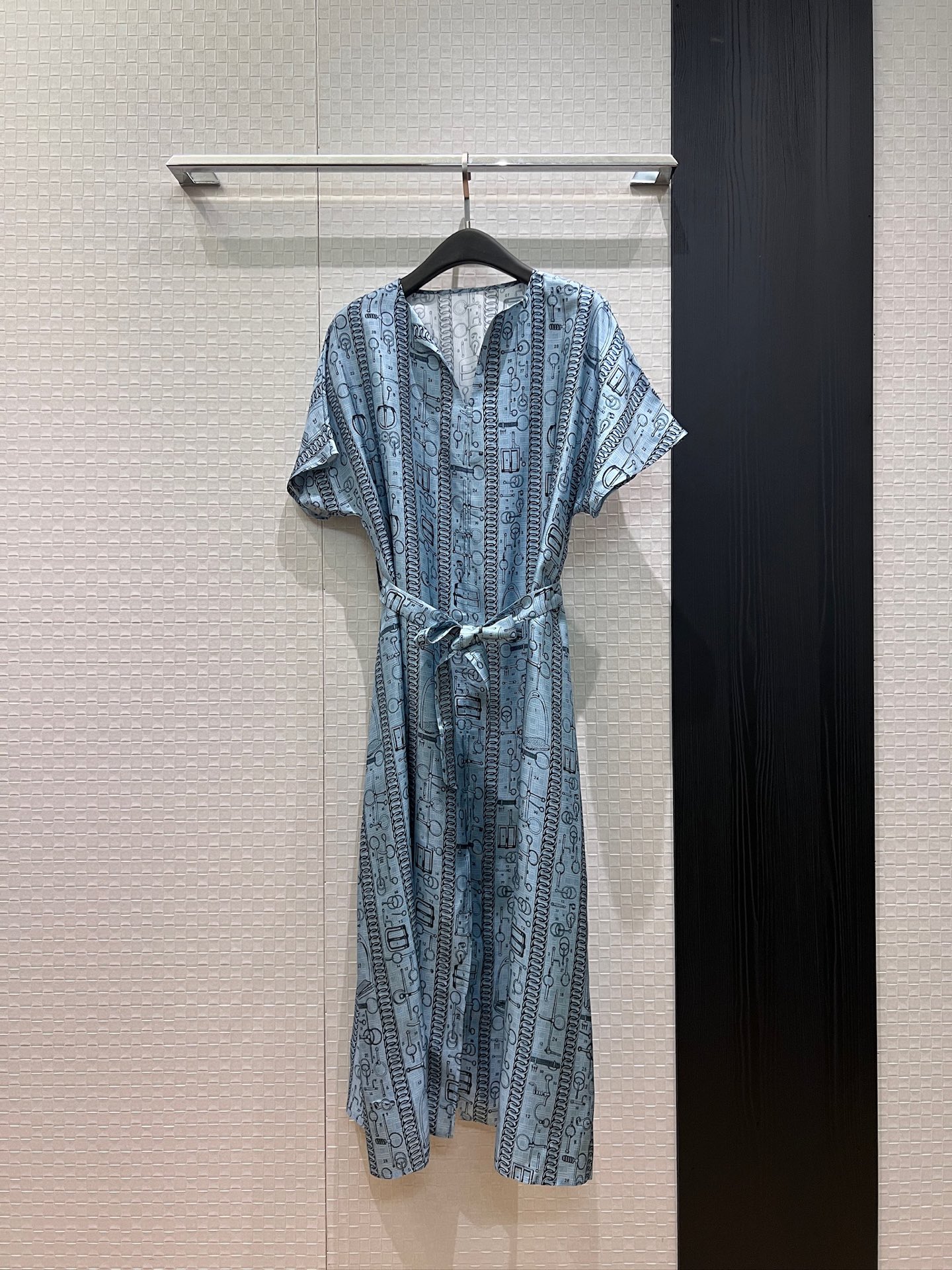 NO:954199,New horsebit positioning print, heavy silk twill dress, V-neck off-shoulder long skirt with belt to slim the waist, slit at the hem, loose and casual for a lazy vacation, age-reducing temperament, blue apricot S-XL,,skirts,real silk,19860909新款马衔扣定位印花 重磅真丝斜纹连衣裙 V领落肩长裙系腰带收腰显瘦 下摆开叉 宽松休闲慵懒度假 气质减龄 蓝色杏色 S-XL,,skirts,real silk,,Women's clothing
