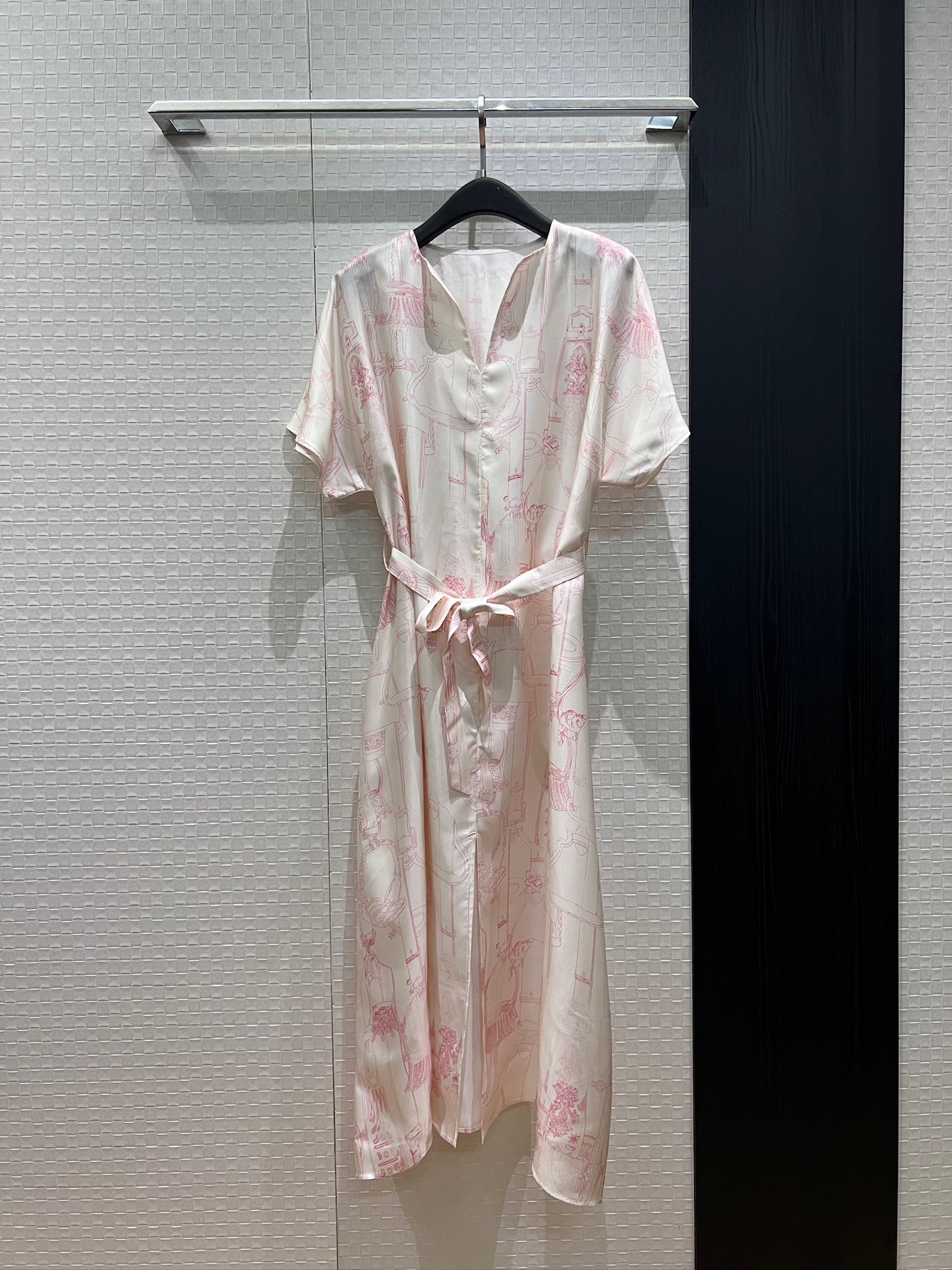 NO:954190,New pink positioning print, heavy silk twill dress, V-neck off-shoulder long skirt with belt to tighten the waist to make you look slimmer, slit at the hem, loose and casual for a lazy vacation, age-reducing temperament S-XL,,skirts,real silk,19860909新款粉色定位印花 重磅真丝斜纹连衣裙 V领落肩长裙系腰带收腰显瘦 下摆开叉 宽松休闲慵懒度假 气质减龄 S-XL,,skirts,real silk,,Women's clothing