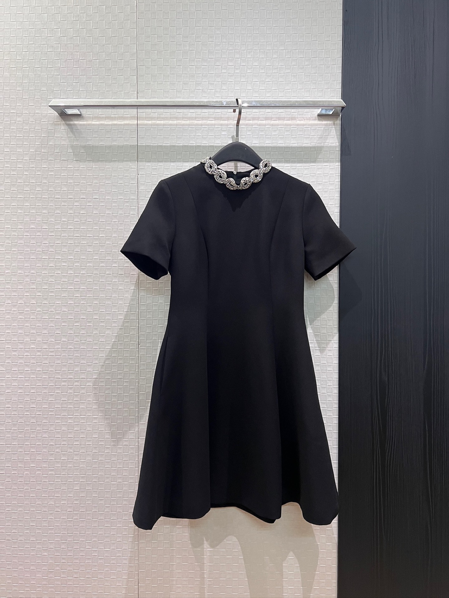 NO:954170,New round-neck heavy-duty diamond-embellished short-sleeved dress. Three-dimensional tailoring. The waist is slimmed down to look like a lady. Simple and age-reducing. Sweet and ladylike. Pockets on both sides. Black, pink, and white. S-XL,,skirts,T-shirt,19860909新款圆领重工镶钻装饰短袖连衣裙 立体剪裁 收腰显瘦名媛气质 简约减龄 甜美淑女 两侧有口袋黑色粉色白色 S-XL,,skirts,T-shirt,,Women's clothing