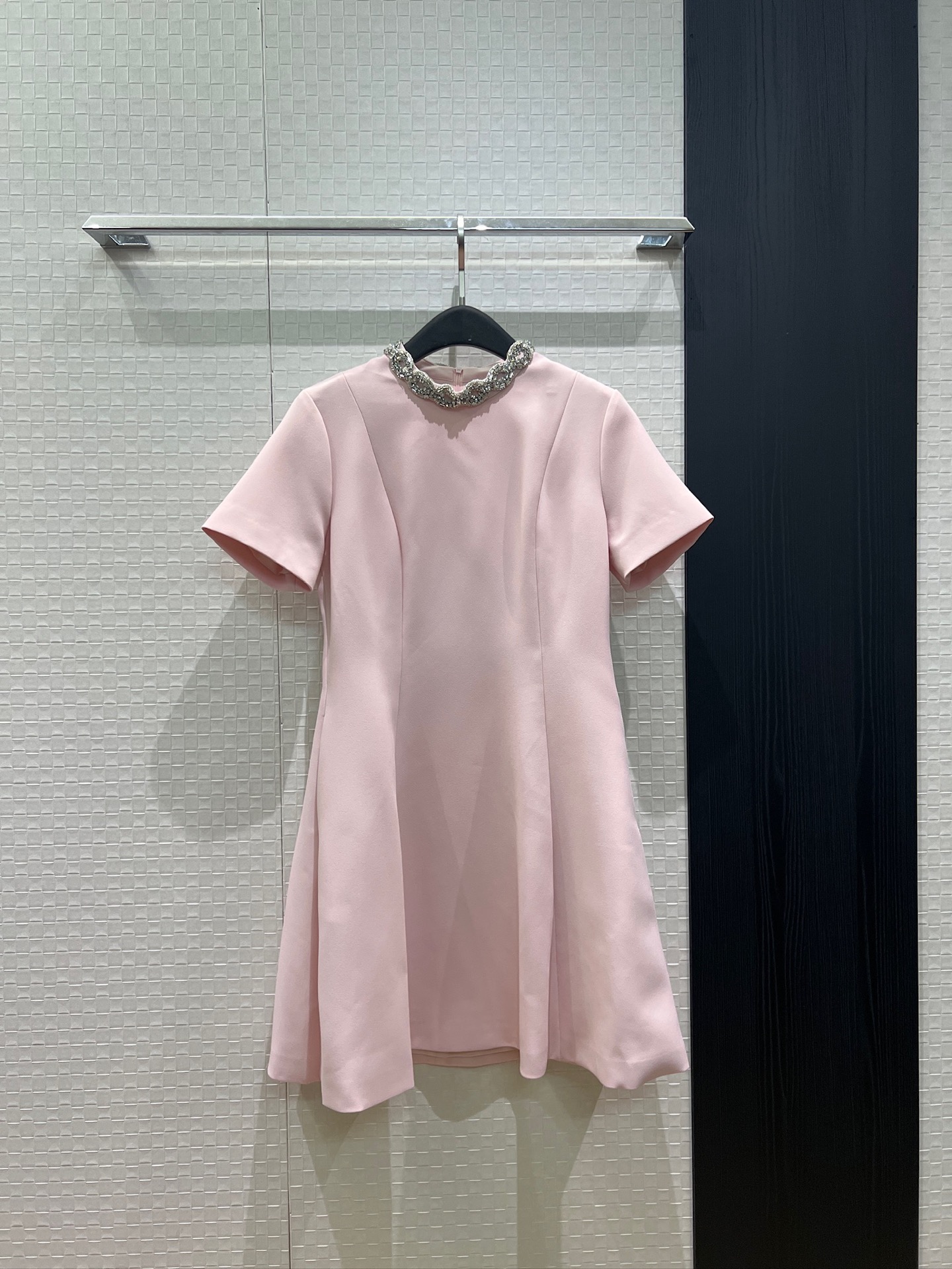 NO:954149,New round-neck heavy-duty diamond-embellished short-sleeved dress. Three-dimensional tailoring. The waist is slimmed down to look like a lady. Simple and age-reducing. Sweet and ladylike. Pockets on both sides. Black, pink, and white. S-XL,,skirts,T-shirt,19860909新款圆领重工镶钻装饰短袖连衣裙 立体剪裁 收腰显瘦名媛气质 简约减龄 甜美淑女 两侧有口袋黑色粉色白色 S-XL,,skirts,T-shirt,,Women's clothing