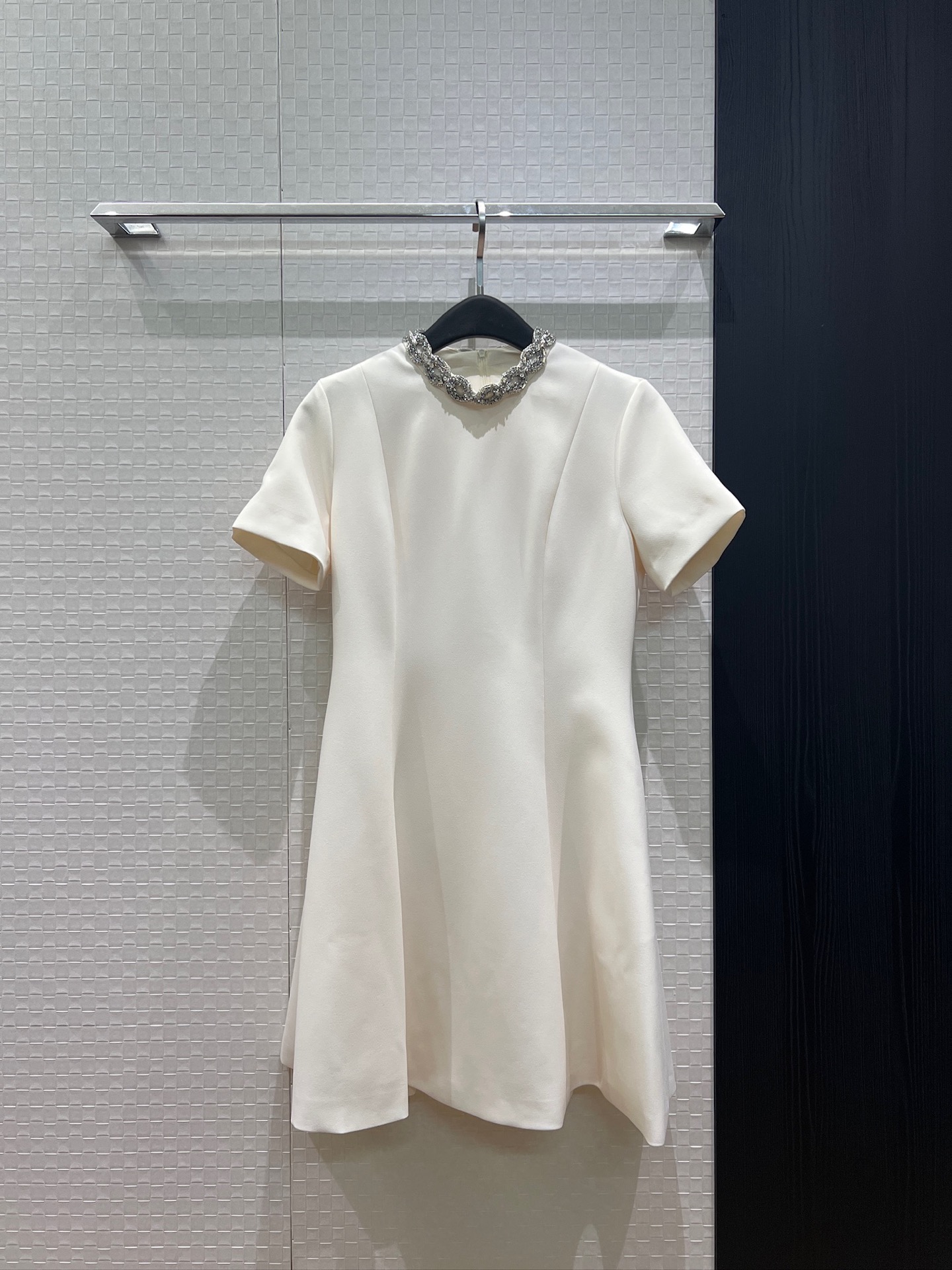 NO:954127,New round-neck heavy-duty diamond-embellished short-sleeved dress. Three-dimensional tailoring. The waist is slimmed down to look like a lady. Simple and age-reducing. Sweet and ladylike. Pockets on both sides. Black, pink, and white. S-XL,,skirts,T-shirt,19860909新款圆领重工镶钻装饰短袖连衣裙 立体剪裁 收腰显瘦名媛气质 简约减龄 甜美淑女 两侧有口袋黑色粉色白色 S-XL,,skirts,T-shirt,,Women's clothing
