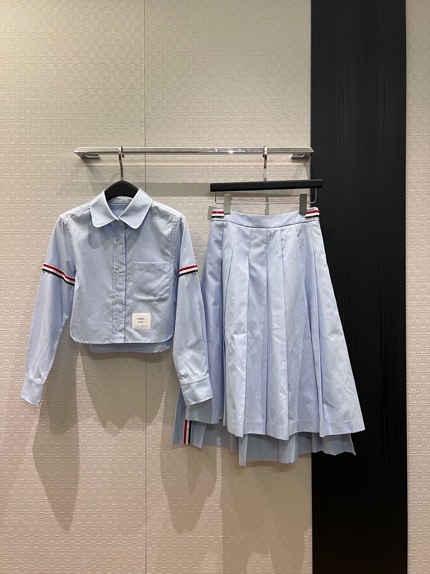 NO:954160,Tops, skirts, new styles are coming, TB classic webbing long-sleeved short shirt, irregular long pleated skirt, short front and long back, classic red, white and blue webbing, blue and white SML,,skirts,19860909上衣 半裙新款来袭TB经典织带长袖短款衬衣不规则长款百褶半裙裙摆前短后长 经典红白蓝织带 蓝色白色 SML,,skirts,,Women's clothing