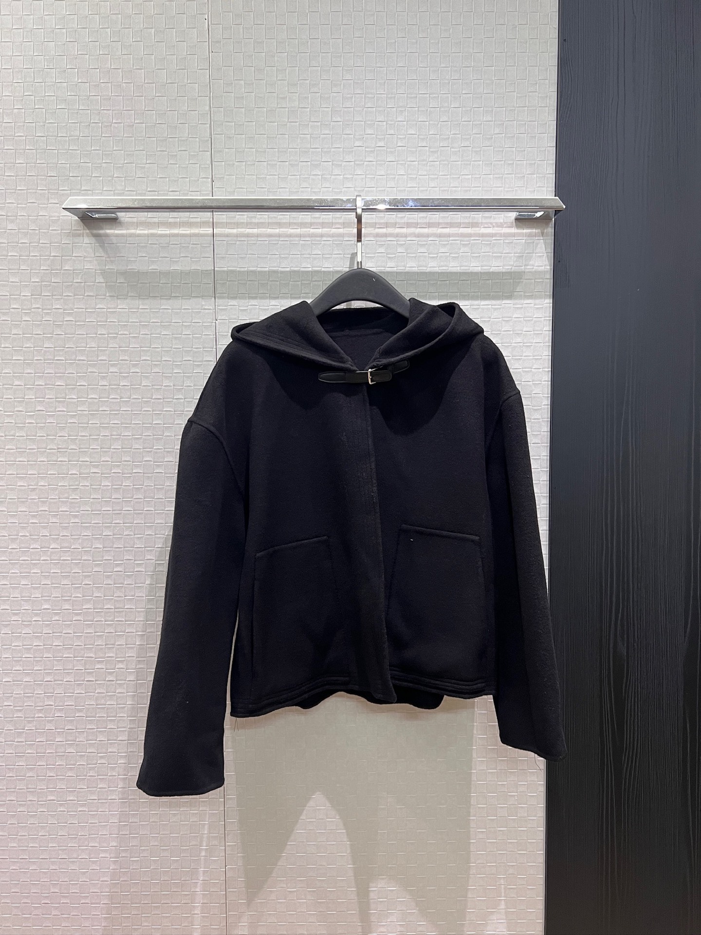 NO:955172,New French minimalist hooded woolen belt buckle decorated short coat, fashionable and loose, lazy and versatile, essential for age reduction, black and white SML,,jackets & coats,hats,19860909新款法式极简 连帽羊毛呢皮带扣装饰短款外套时尚宽松 慵懒百搭减龄必备 黑色白色 SML,,jackets & coats,hats,,Women's clothing