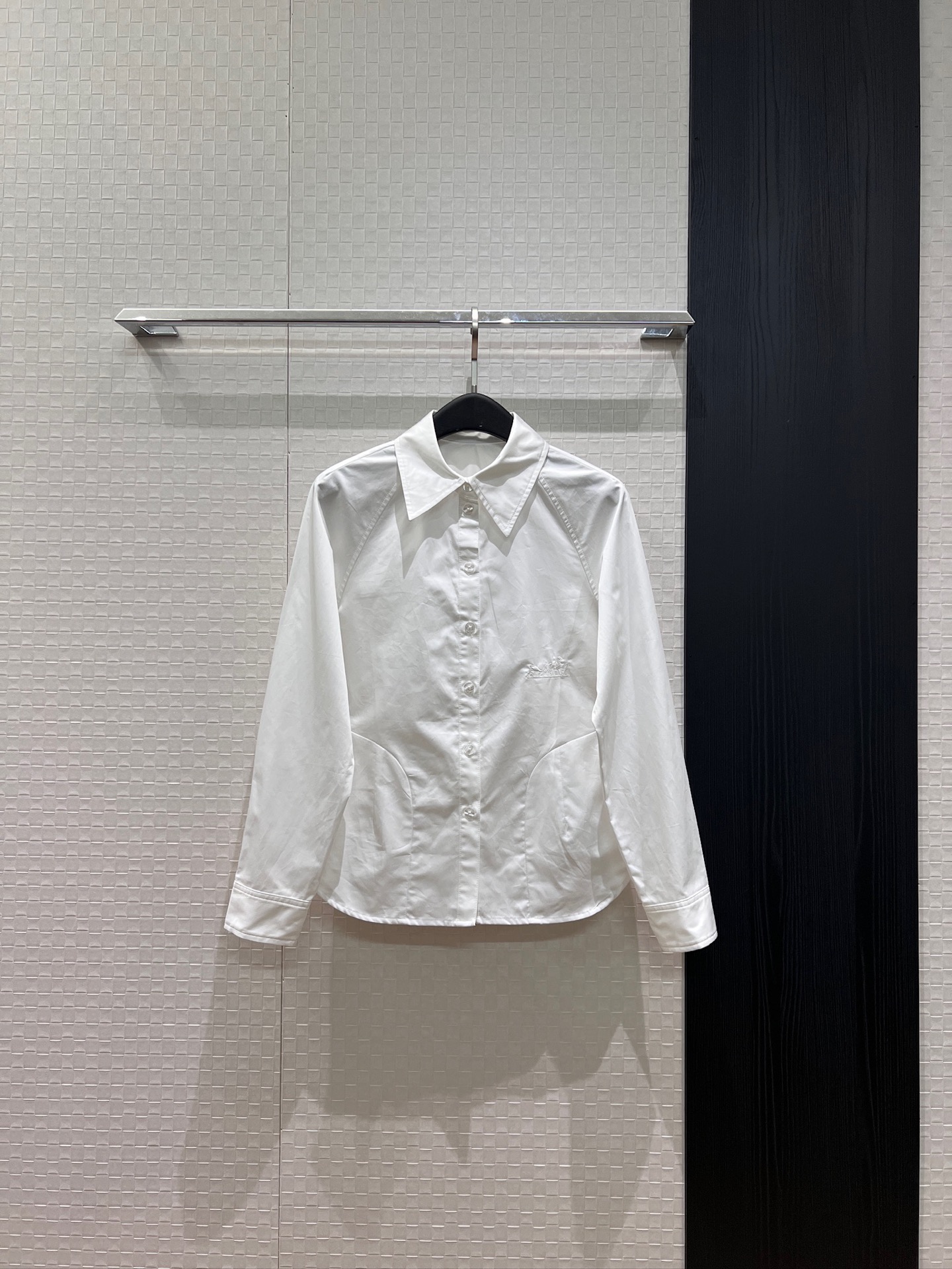 NO:955201,New deconstructed splicing design waist-cinching white shirt, embroidered carriage logo, simple and casual, slim and versatile SML,,19860909新款解构拼接设计收腰白色衬衣 刺绣马车logo徽标简约休闲 显瘦百搭SML,,,Women's clothing