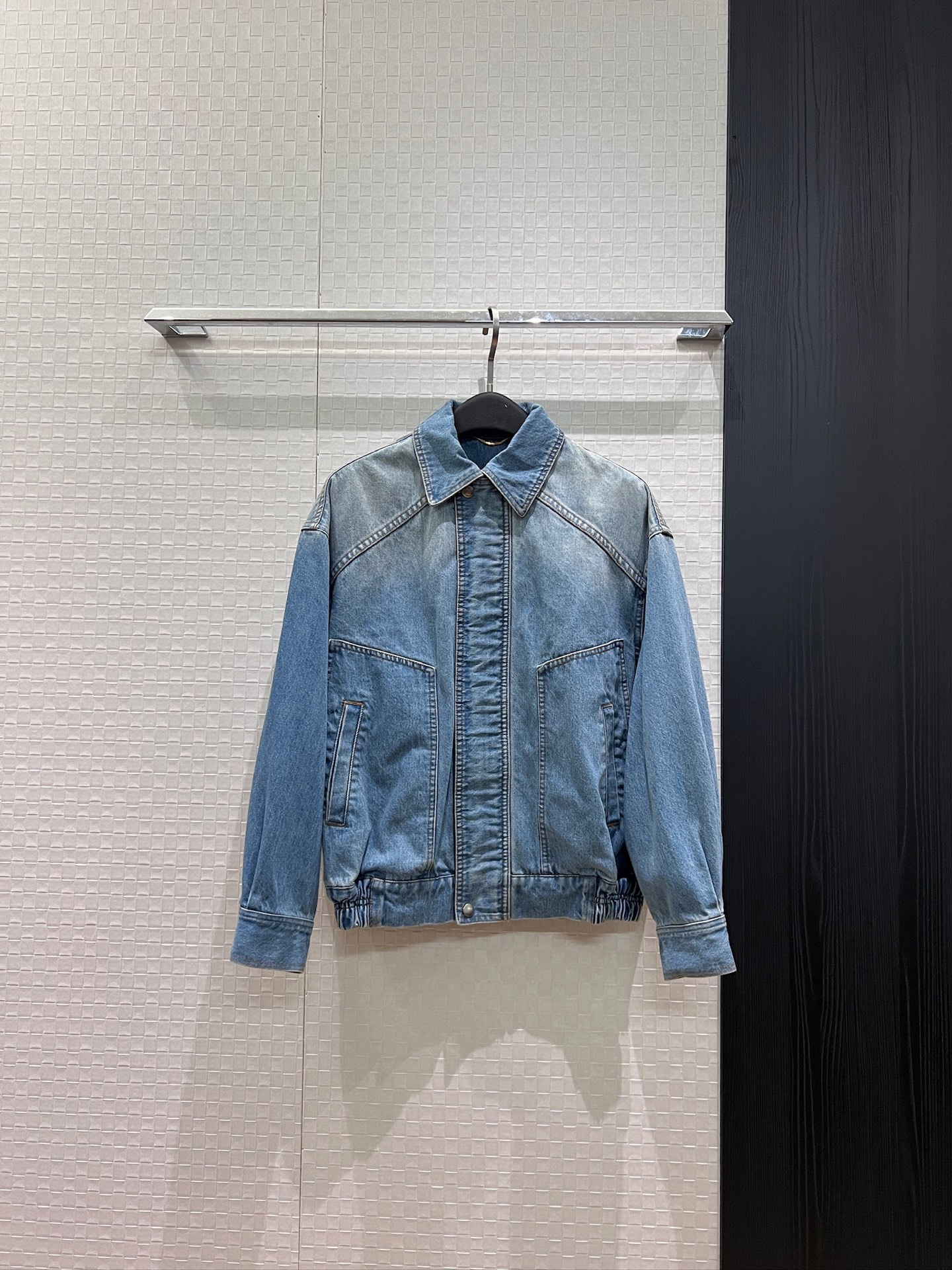 NO:956165,New Ysl gradient washed denim denim jacket, loose fit, waisted hem, sweet and cool, versatile, casual and age-reducing SML, saint laurent, jackets & coats,19860909新款Ysl渐变洗水丹宁牛仔外套 宽松版型 下摆收腰甜酷百搭 休闲减龄SML,,saint laurent,jackets & coats,,Women's clothing
