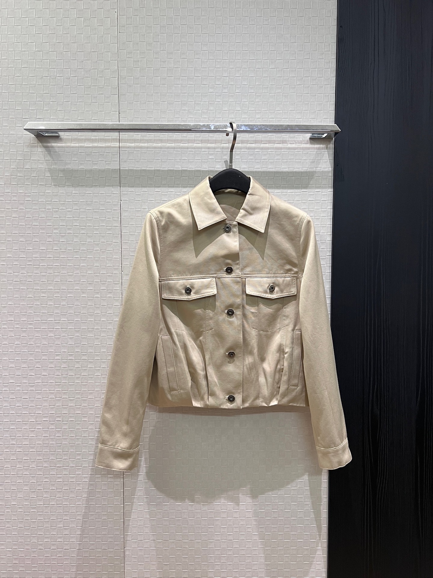 NO:956154,New hem gathered design, lapel jacket, short coat, embroidered badge patch on the back, casual and versatile, essential for age reduction SML,,jackets & coats,jackets & coats,19860909新款下摆收褶设计 翻领夹克短款外套背后刺绣徽章贴布 休闲百搭 减龄必备SML,,jackets & coats,jackets & coats,,Women's clothing