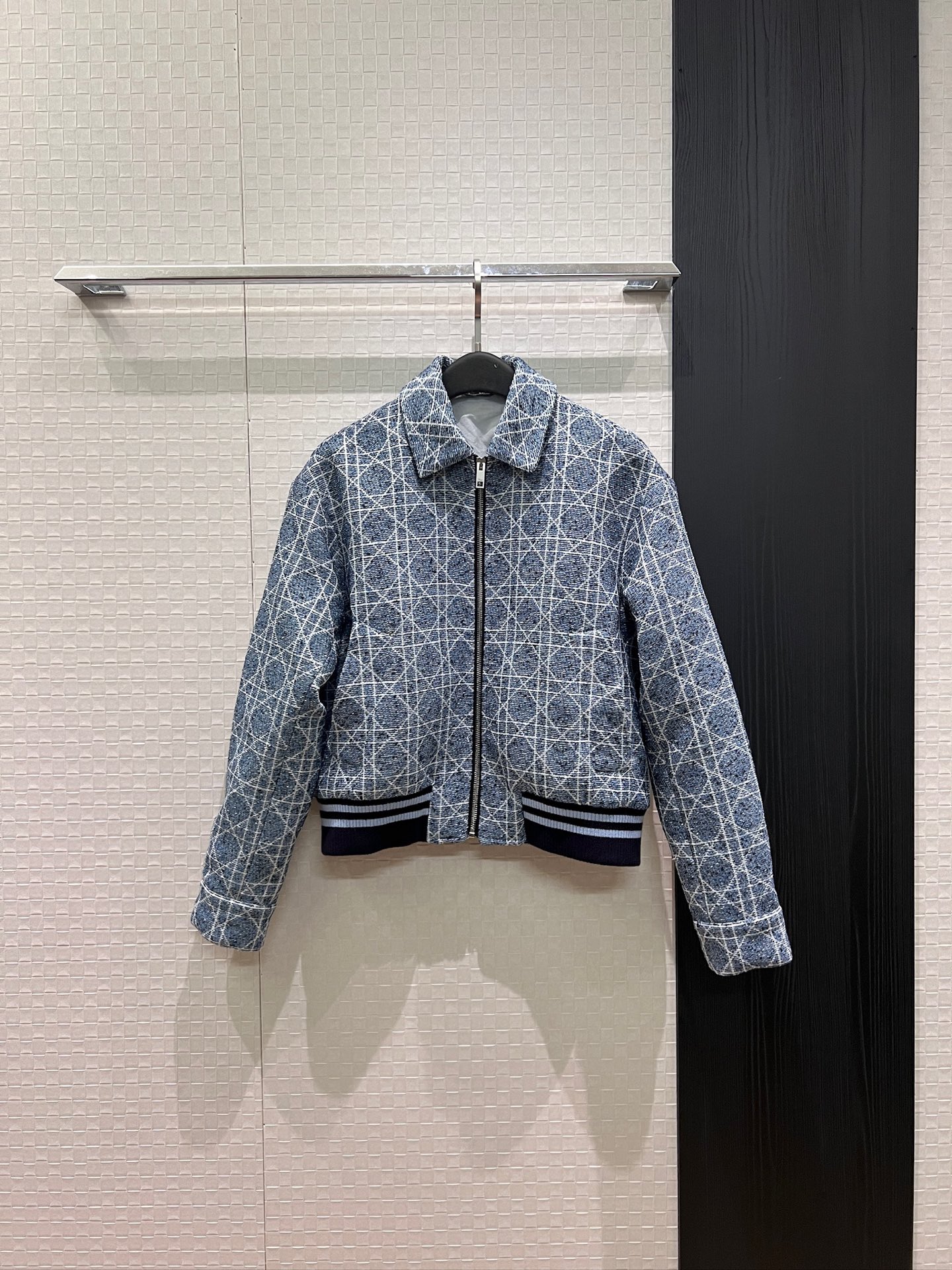 NO:956140,New style contrasting rattan plaid lapel short jacket striped ribbed waist and hem Hardware molding Fashionable and versatile Commuting and age reduction SML,,jackets & coats,jackets & coats,19860909新款冲冲藤格纹翻领短款夹克外套条纹罗纹收腰下摆 五金开模 时尚百搭 通勤减龄SML,,jackets & coats,jackets & coats,,Women's clothing
