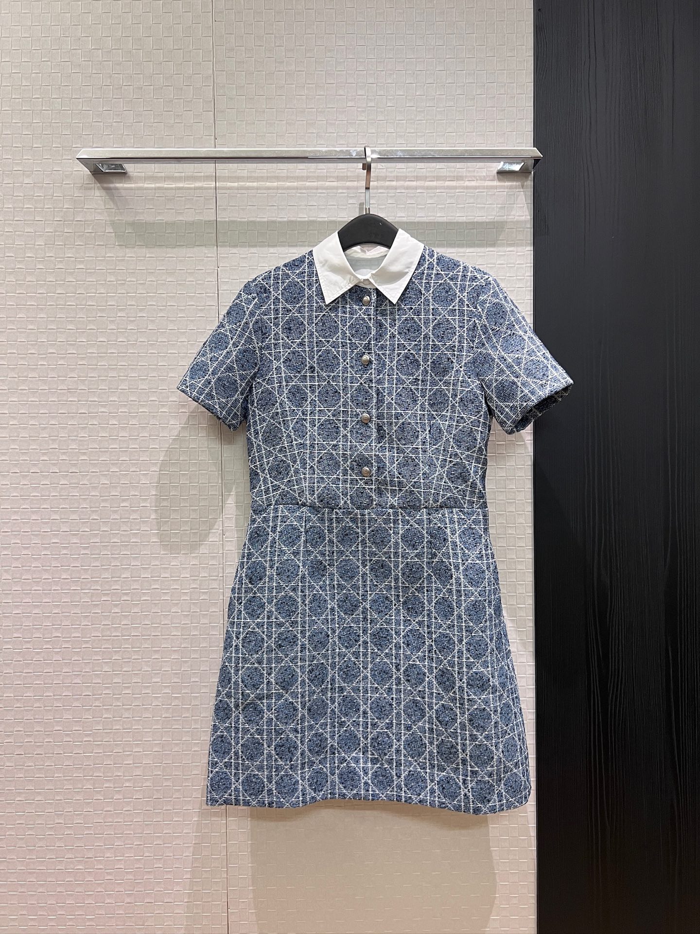 NO:956129,New color-blocked lapel cannage pattern short-sleeved dress, wool jacquard fabric three-dimensional tailoring, slim waist, pockets on both sides for commuting, elegant and age-reducing SML,,skirts,T-shirt,19860909新款冲冲拼色翻领藤格纹短袖连衣裙 羊毛提花面料立体剪裁 收腰修身 两侧有口袋气质通勤 优雅减龄 SML,,skirts,T-shirt,,Women's clothing