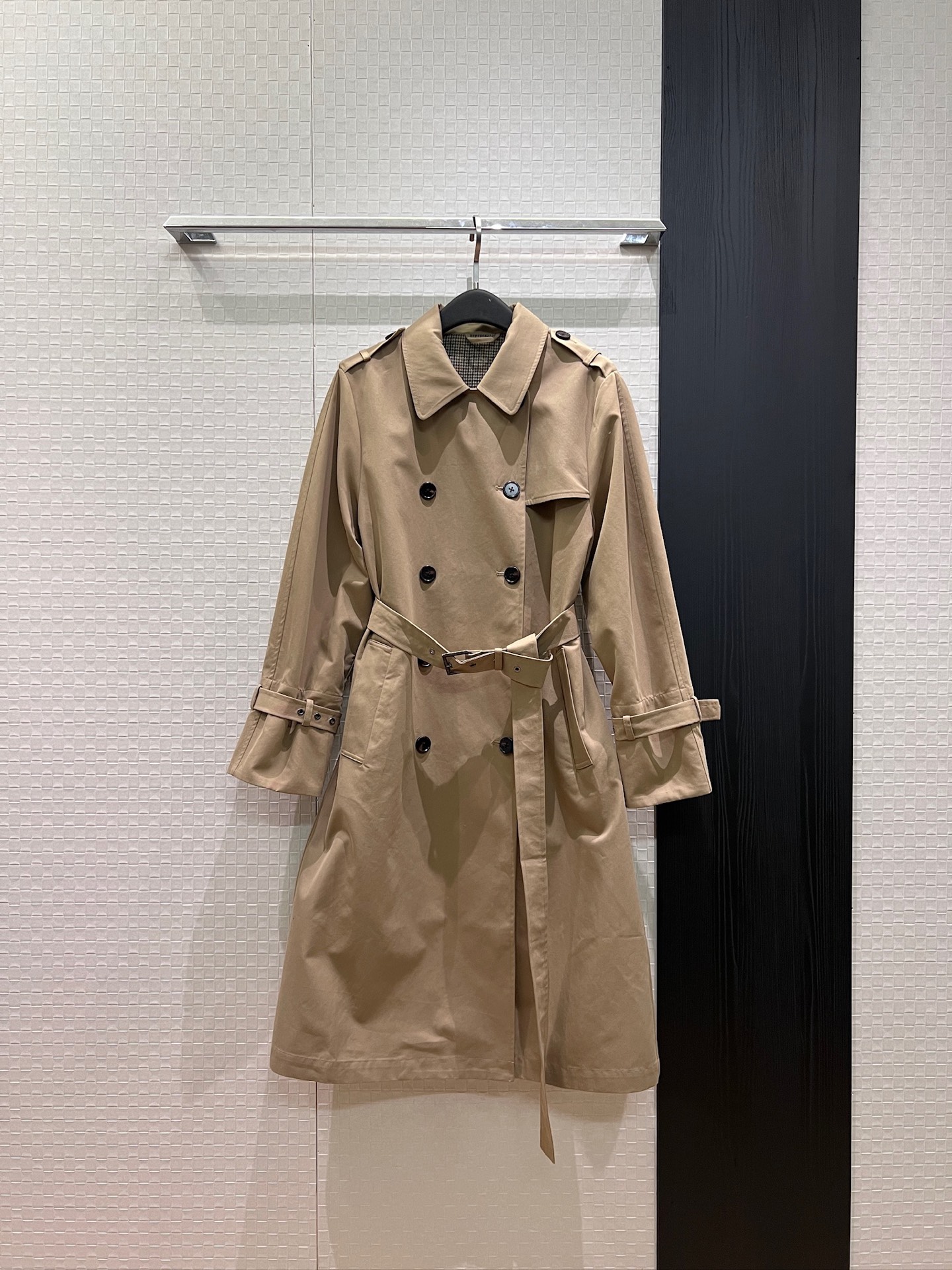 NO:957362,New style BC double-breasted long windbreaker, epaulette sleeves decorated with classic bead chain behind the collar, belt to tighten the waist, fashionable for commuting, handsome and versatile SML,,19860909新款冲冲BC双排扣长款风衣 肩章袖带装饰领后经典珠链 系腰带收腰时尚通勤 帅气百搭 SML,,,Women's clothing