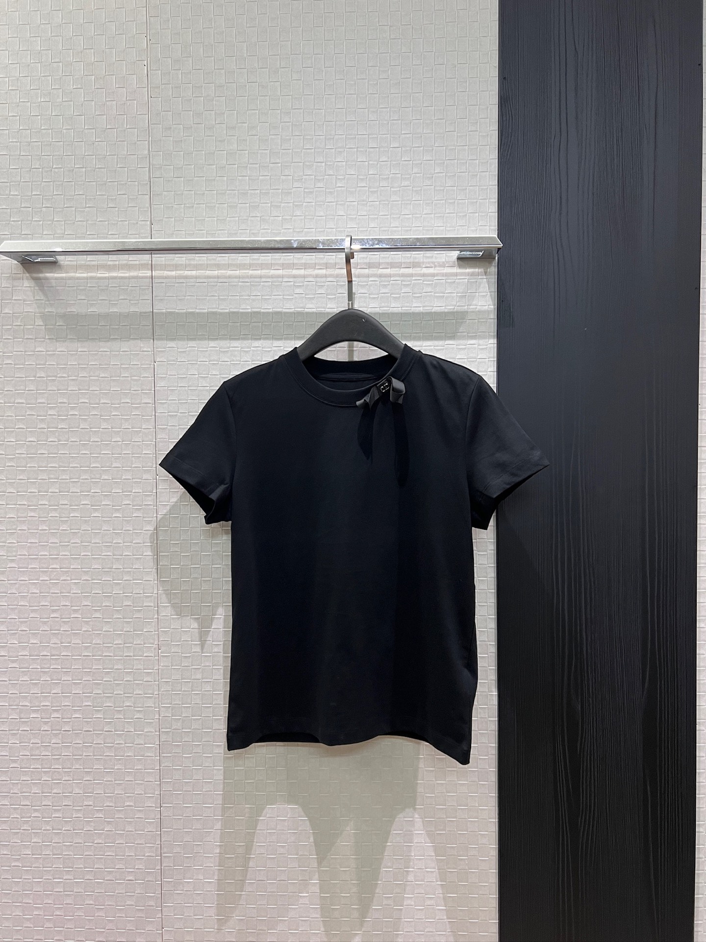 NO:957327,The new CD bow decorated T-shirt is simple and cute, versatile for age reduction, black and white SML,,tees,t-shirt,19860909新款cd蝴蝶结装饰T恤简单可爱 减龄百搭 黑色白色 SML,,tees，t-shirt,,Women's clothing