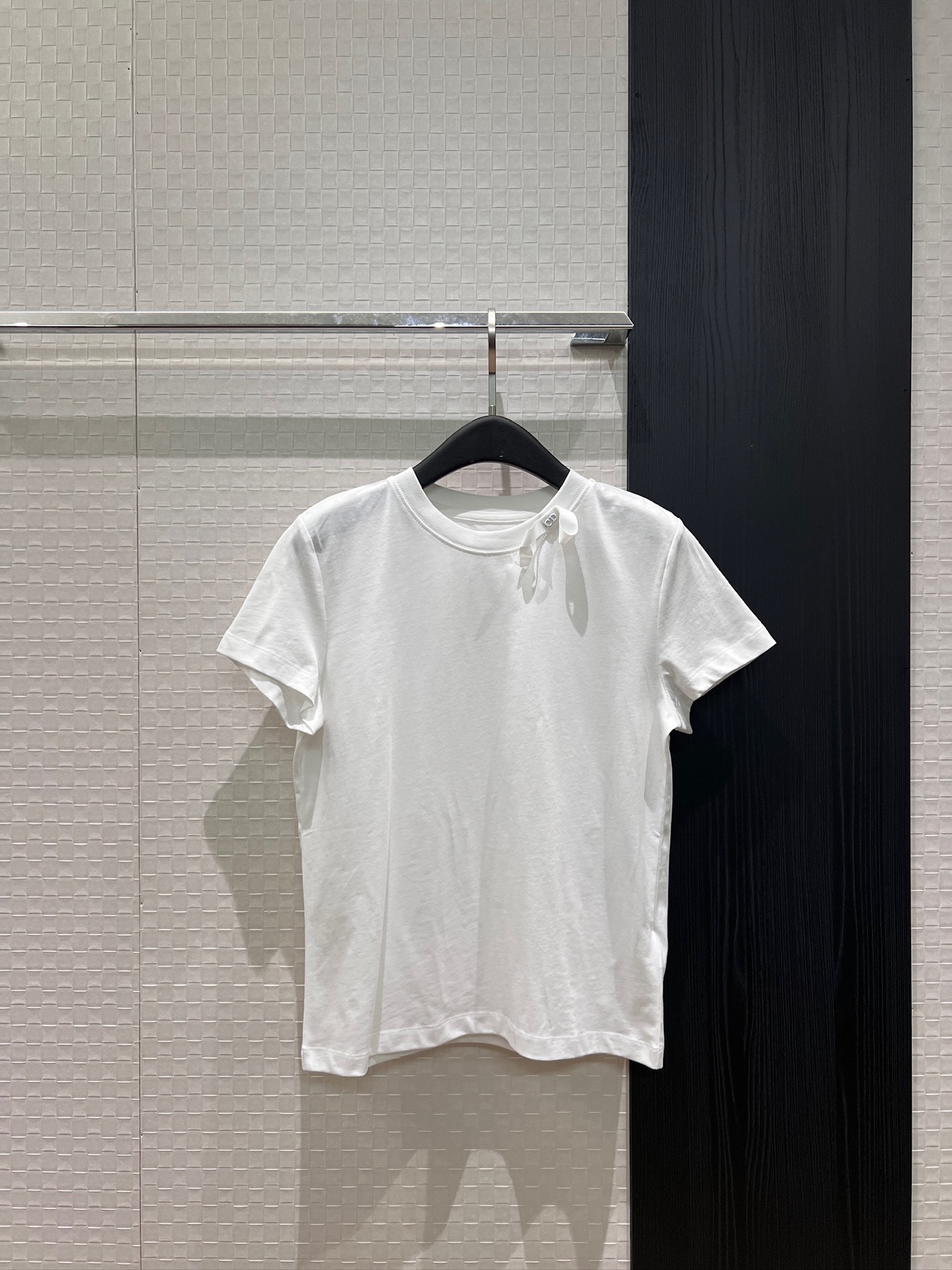 NO:957391,The new CD bow decorated T-shirt is simple and cute, versatile for age reduction, black and white SML,,tees,t-shirt,19860909新款cd蝴蝶结装饰T恤简单可爱 减龄百搭 黑色白色 SML,,tees，t-shirt,,Women's clothing