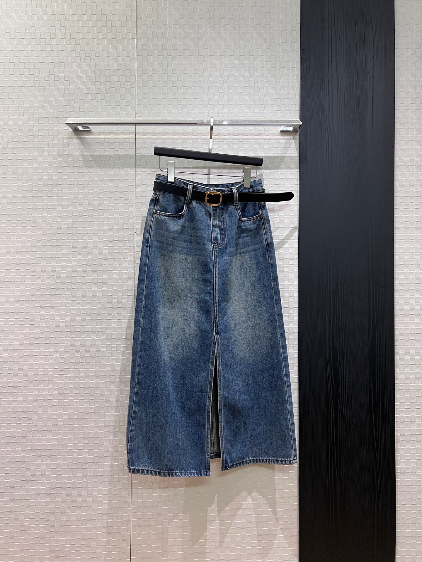 NO:957371,New belt decoration, minimalist denim skirt, front slit, slimming, versatile for age reduction, S-XL,,skirts,19860909新款系腰带装饰 极简牛仔半裙 前摆开叉修身显瘦 减龄百搭S-XL,,skirts,,Women's clothing