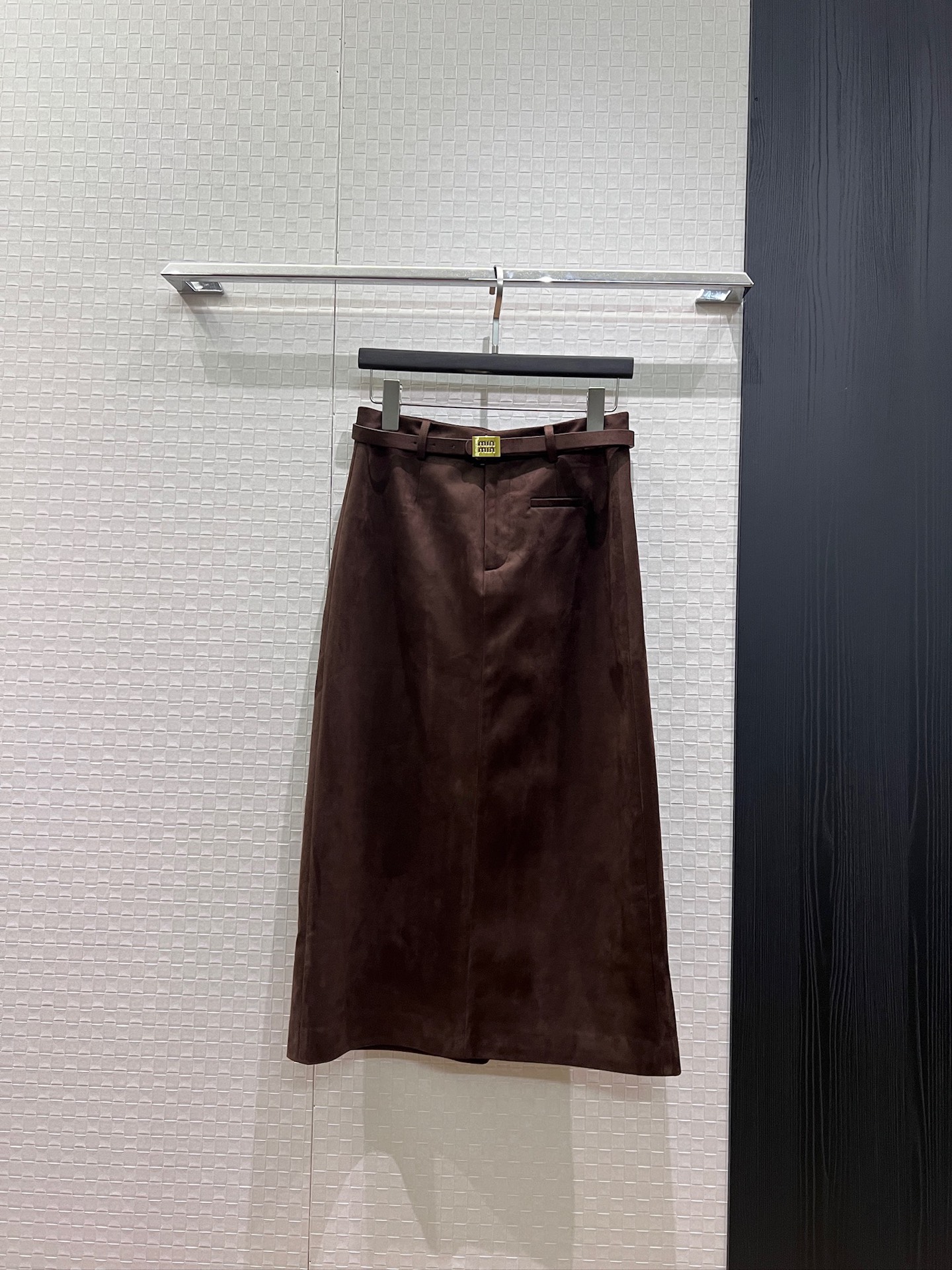 NO:957384,New miu belt decoration, suede long skirt, flap fake pocket decoration, back hem slit, elegant and commuting, simple and versatile, fashionable and age-reducing, coffee brown S-XL,,miumiu,skirts,chamois leather,19860909新款miu腰带装饰 麂皮绒长款半裙 翻盖假口袋装饰 后摆开叉气质通勤 简约百搭时尚减龄 咖色棕色 S-XL,,miumiu,skirts,chamois leather,,Women's clothing