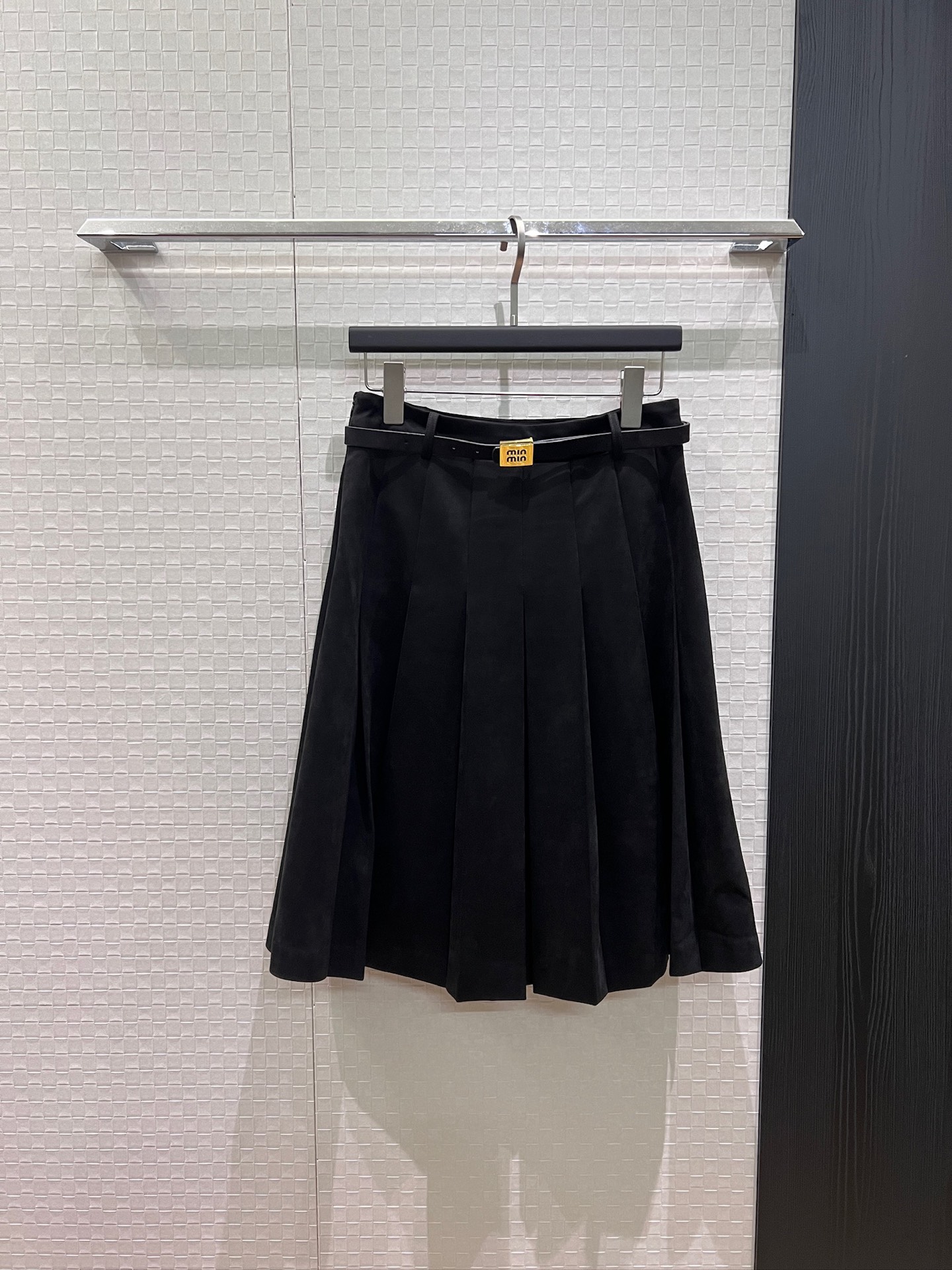 NO:957377,New miu gold buckle belt decorated with suede, asymmetrical pleated skirt, mid-length, college style, versatile for all ages, fashionable item black brown chocolate color S-XL,,miumiu,skirts,chamois leather,19860909新款miu金扣腰带装饰麂皮绒 不对称百褶半裙 中长款 学院风 减龄百搭 时髦单品黑色棕色巧克力色 S-XL,,miumiu,skirts,chamois leather,,Women's clothing