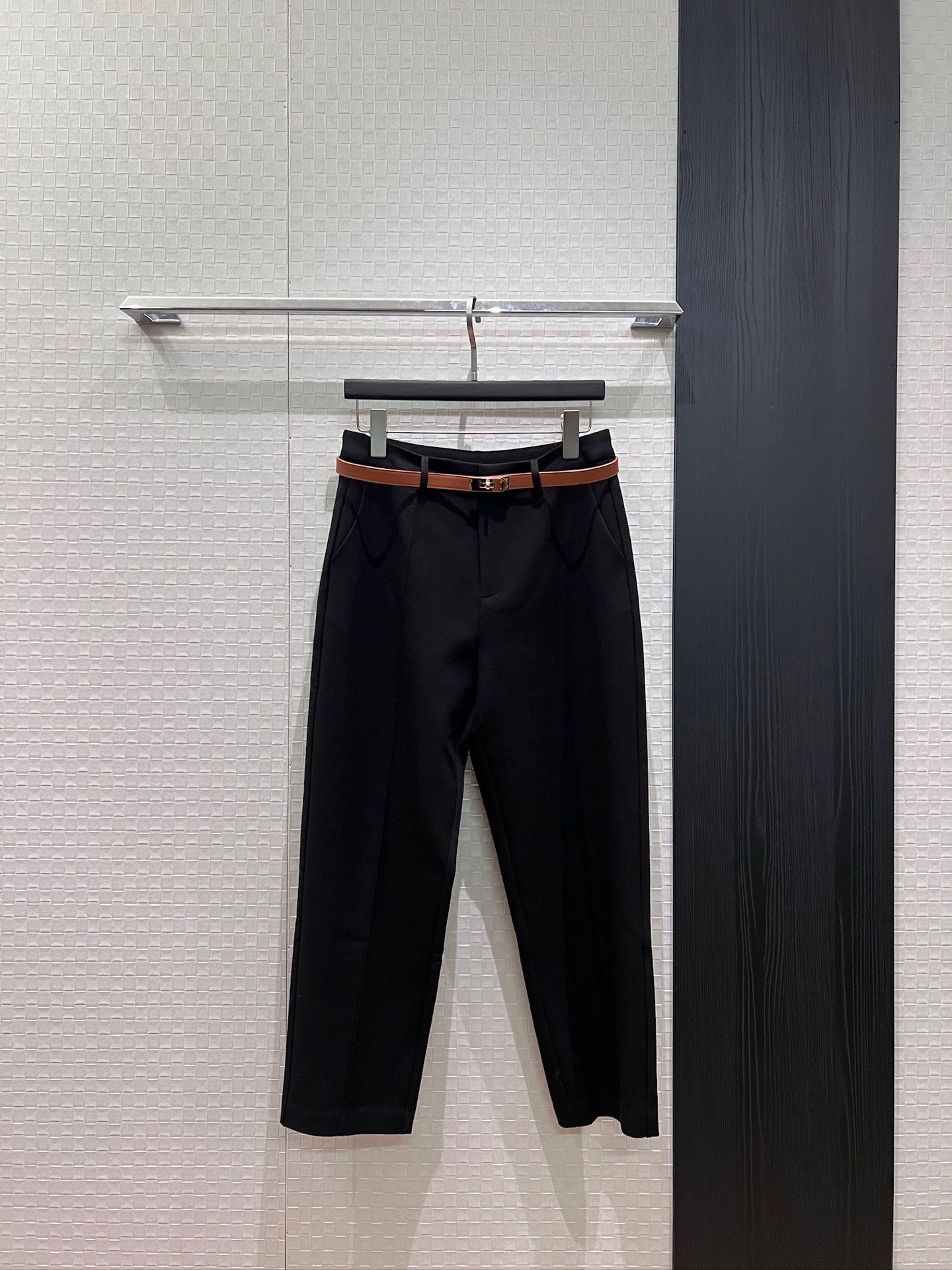 NO:957363,New twist buckle belt decorated with small-leg trousers, casual pants, simple and slim fit, versatile for commuting, slimming and age-reducing, pockets on both sides, black dark gray S-XL,,19860909新款扭扣腰带装饰小脚西裤 休闲裤 简约修身 通勤百搭 显瘦减龄两侧有口袋 黑色深灰 S-XL,,,Women's clothing