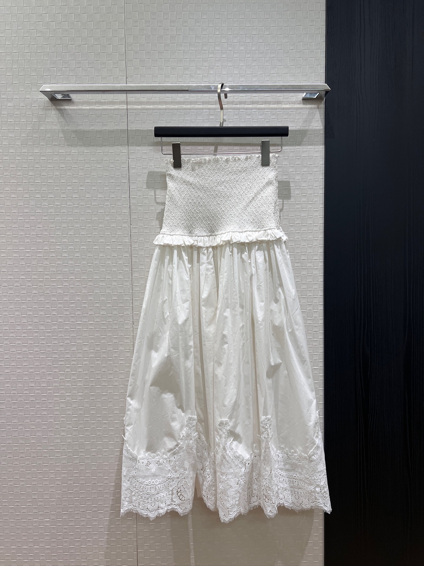 NO:957318,New heavy-duty lace splicing high-waisted waist skirt. Elastic waist lace can be worn as a tube top skirt. Elegant temperament. Versatile for age reduction. SML,,skirts,19860909新款重工蕾丝拼接打揽高腰束腰半裙 松紧腰花边可作抹胸半裙两穿 优雅气质 减龄百搭SML,,skirts,,Women's clothing