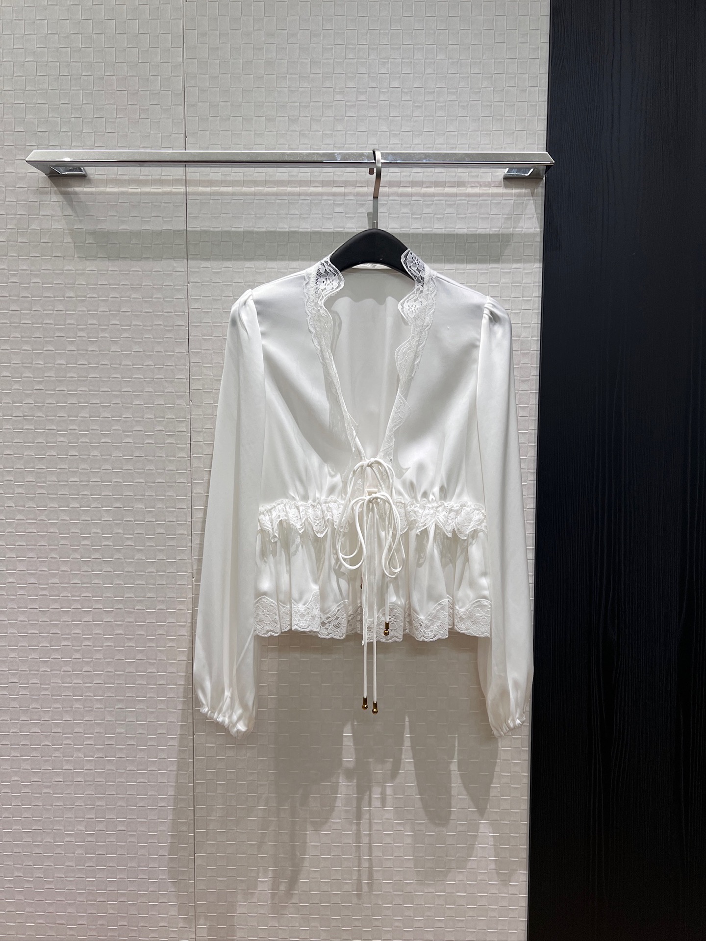 NO:957290,New super heavy-duty V-neck lace spliced ​​satin lantern sleeve top with lace-up design on the chest, ruffled hem, elegant temperament, socialite age reduction, black and white SML,,19860909新款超重工V领蕾丝拼接缎面灯笼袖上衣胸前系带设计 荷叶边下摆优雅气质 名媛减龄 黑色白色 SML,,,Women's clothing