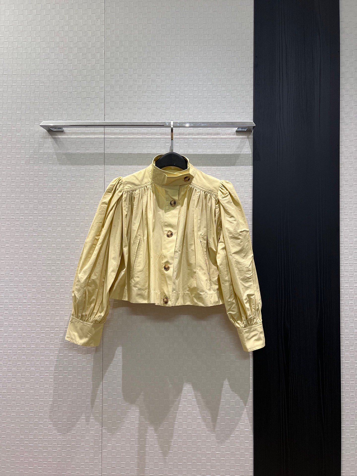 NO:957280,New arrival, stand-up collar, pleated loose short coat, lantern sleeves, A-line baby style, fashionable temperament, age-reducing and versatile SML,,jackets & coats,19860909新款来袭立领褶皱宽松短款外套灯笼袖 A字娃娃版型 时尚气质 减龄百搭SML,,jackets & coats,,Women's clothing