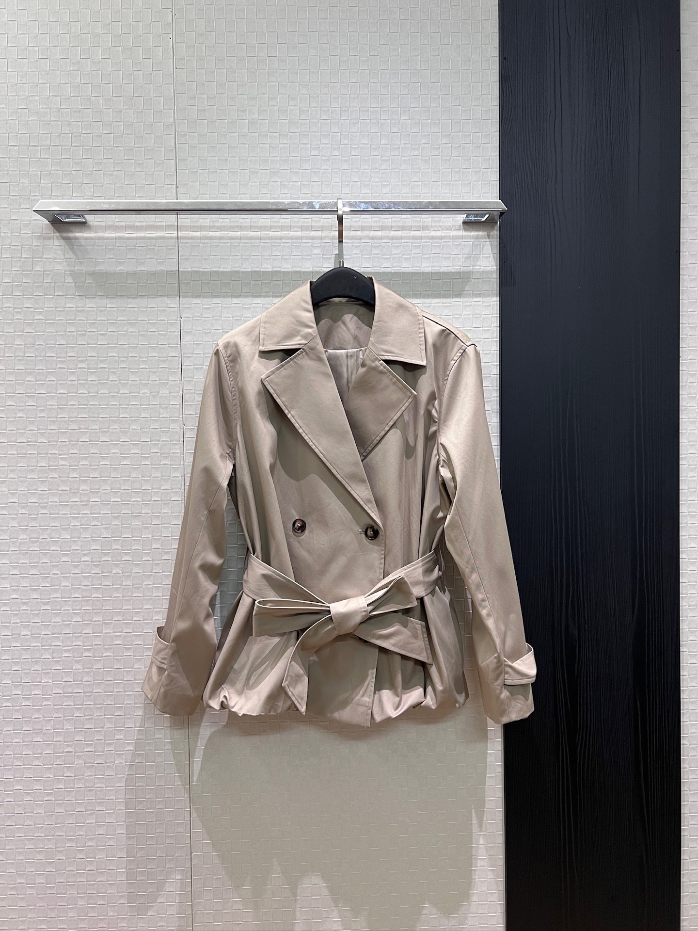 NO:958358,New flower bud hem design, lapels with belt and cuffs, double-breasted windbreaker jacket, A-line baby style, loose, fashionable, sweet and age-reducing, casual essentials SML,,jackets & coats,19860909新款花苞下摆设计 翻领系腰带袖带 双排扣风衣外套A字娃娃版型 宽松时尚甜美减龄 休闲必备 SML,,jackets & coats,,Women's clothing