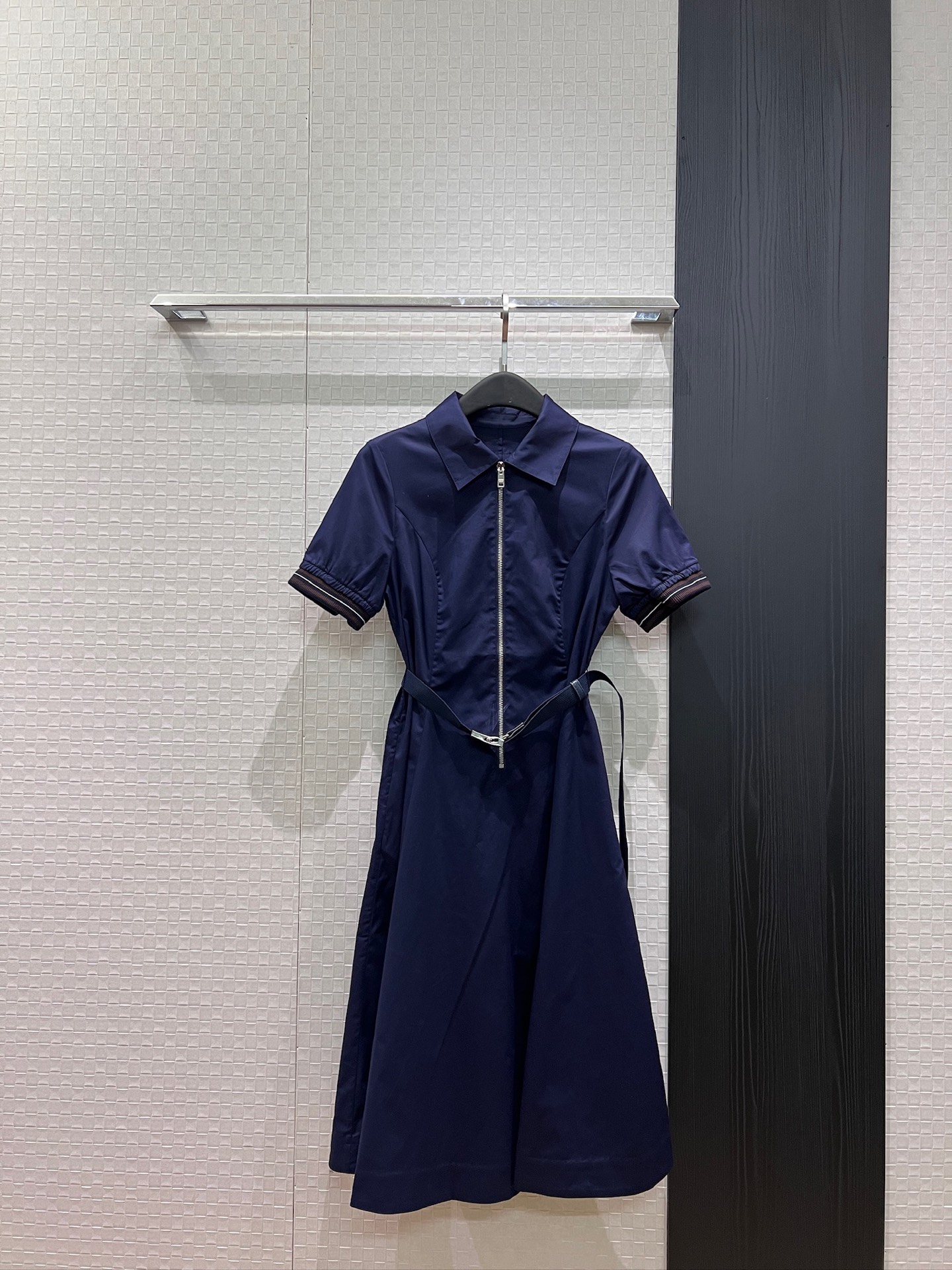 NO:958348,New arrival lapel and ribbed short-sleeved dress. Zipper design on the front. Belt with buckle to slim down the waist. Triangular logo patch on the back for fashionable and casual decoration. Pockets on both sides: SML, skirts, T-shirt,19860909新款来袭翻领拼罗纹短袖连衣裙 前襟拉链设计 系卡扣腰带收腰显瘦 背后贴布三角标徽章装饰时尚休闲 两侧口袋 SML,,skirts,T-shirt,,Women's clothing