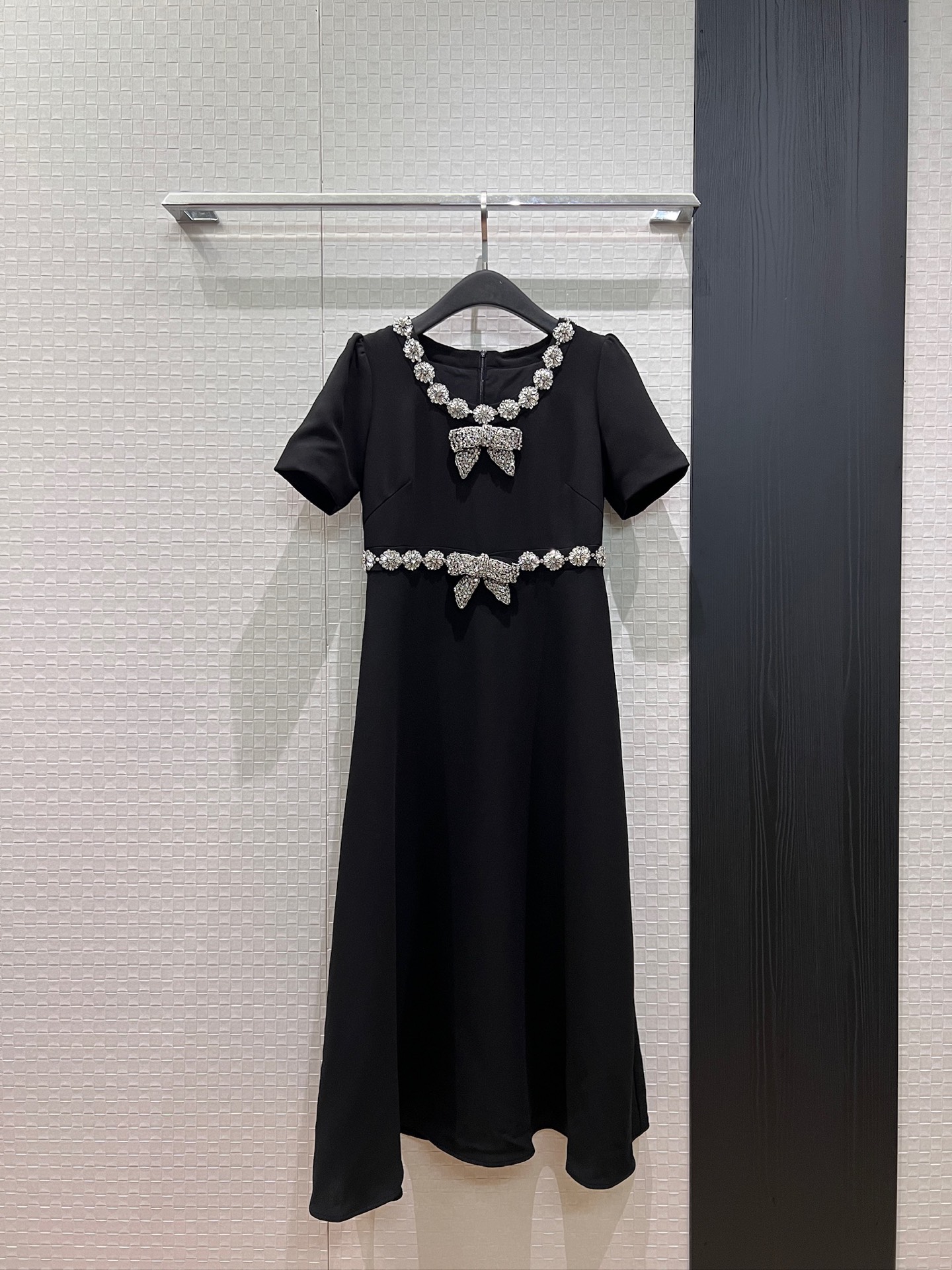 NO:958361,New heavy beading and diamond bow dress with handmade flower studs on the neckline, three-dimensional tailoring, waist-cinching long skirt, exquisite and elegant temperament, sweet and age-reducing, black, pink and blue, S-XL,,skirts,19860909新款重工钉珠镶钻蝴蝶结连衣裙领口手工花朵钉钻 立体剪裁 收腰长裙精致重优雅气质 甜美减龄 黑色粉色蓝色 S-XL,,skirts,,Women's clothing