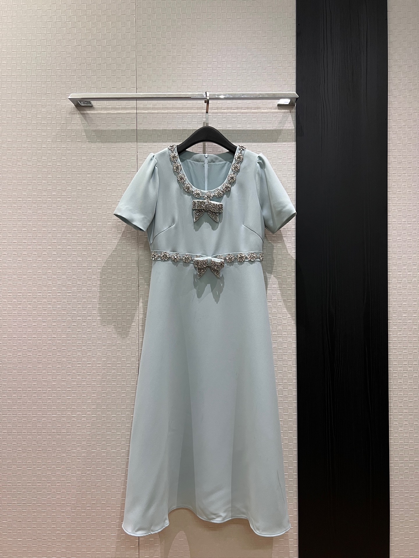 NO:958375,New heavy beading and diamond bow dress with handmade flower studs on the neckline, three-dimensional tailoring, waist-cinching long skirt, exquisite and elegant temperament, sweet and age-reducing, black, pink and blue, S-XL,,skirts,19860909新款重工钉珠镶钻蝴蝶结连衣裙领口手工花朵钉钻 立体剪裁 收腰长裙精致重优雅气质 甜美减龄 黑色粉色蓝色 S-XL,,skirts,,Women's clothing