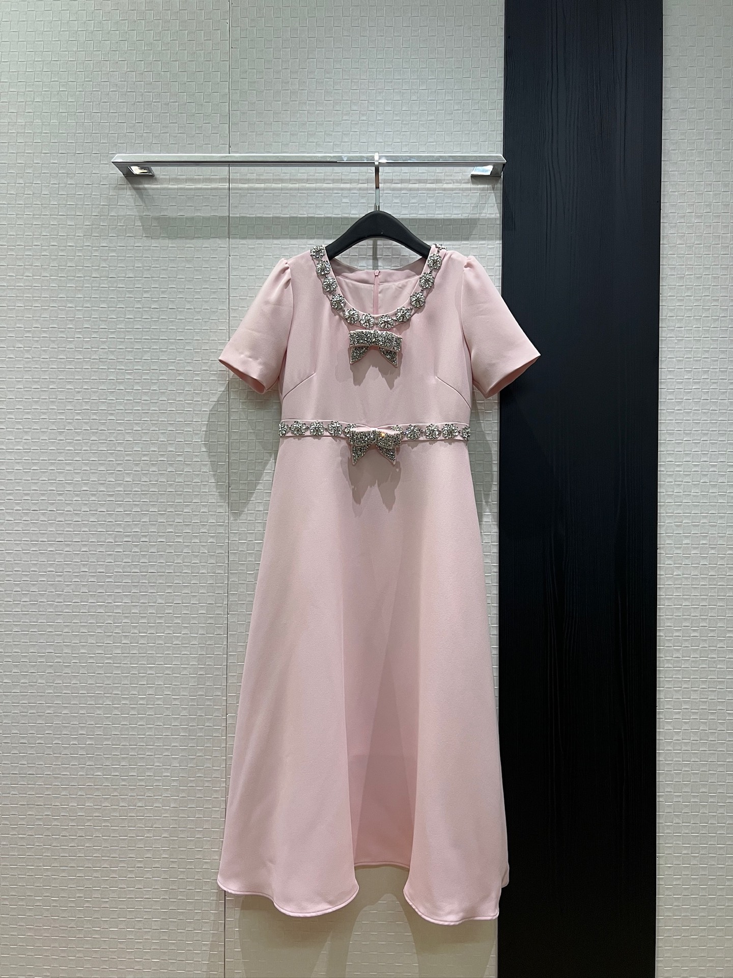 NO:958390,New heavy beading and diamond bow dress with handmade flower studs on the neckline, three-dimensional tailoring, waist-cinching long skirt, exquisite and elegant temperament, sweet and age-reducing, black, pink and blue, S-XL,,skirts,19860909新款重工钉珠镶钻蝴蝶结连衣裙领口手工花朵钉钻 立体剪裁 收腰长裙精致重优雅气质 甜美减龄 黑色粉色蓝色 S-XL,,skirts,,Women's clothing