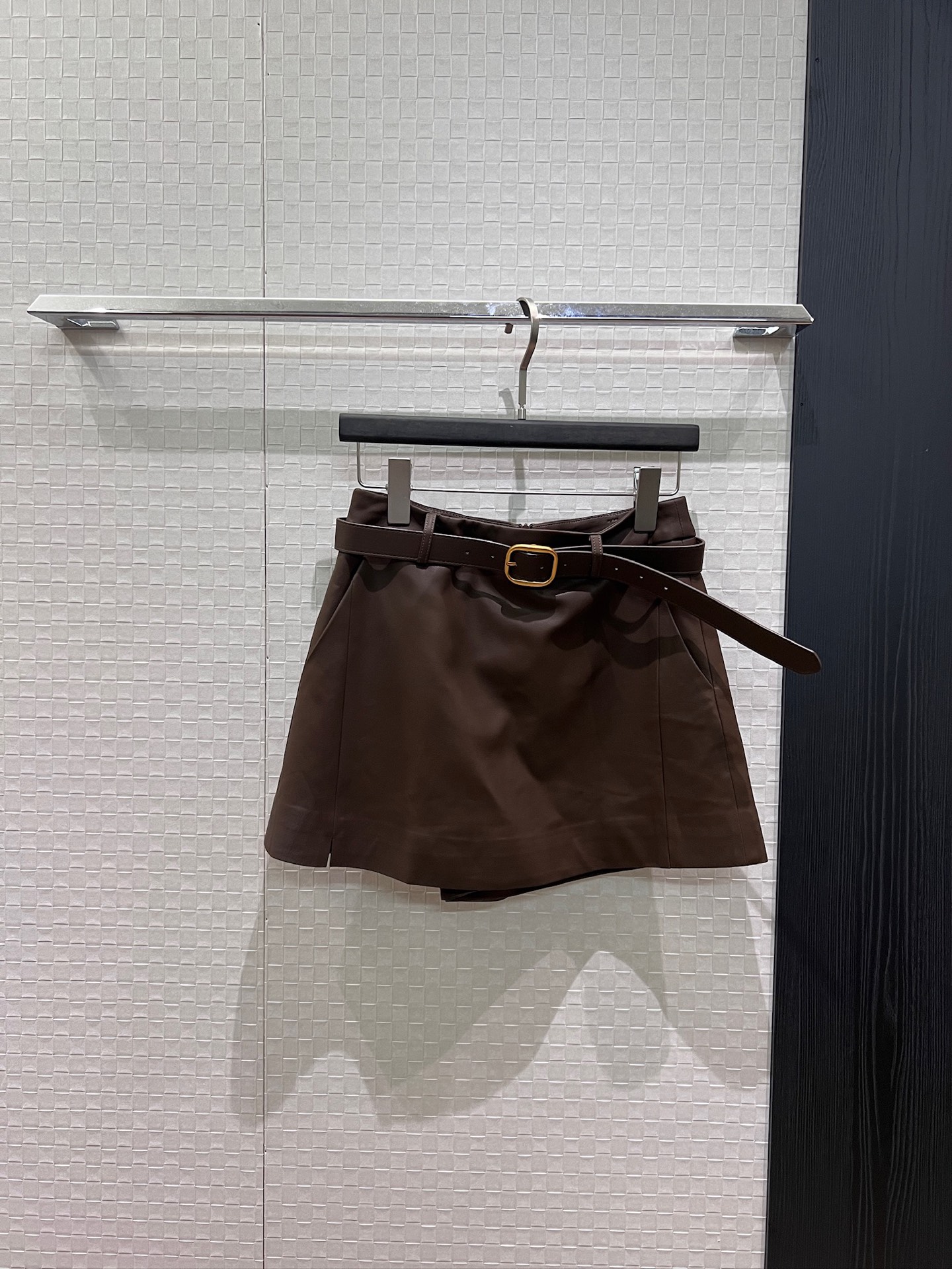 NO:958334,New fake two-piece design. Protein leather slit skirt decorated shorts and culottes. Simple belt decoration. Sweet age-reducing college style. Fashionable commuting. Versatile essential. Black coffee color S-XL,,skirts,shorts,19860909新款假两件设计 蛋白皮开叉裙摆装饰短裤裙裤 简约腰带装饰 甜美减龄学院风 时尚通勤 百搭必备 黑色咖色 S-XL,,skirts,shorts,,Women's clothing