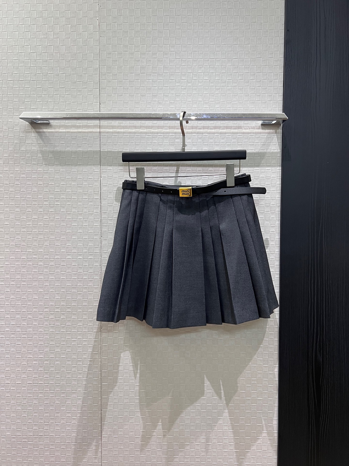 NO:958347,New miu belt decorated with irregular pleated skirt and shorts lining, college style, casual fashion, age-reducing and versatile ladylike temperament, black dark gray S-XL,,miumiu,skirts,shorts,19860909新款miu腰带装饰不规则百褶半裙短裤内衬 学院风 休闲时尚 减龄百搭名媛气质 黑色深灰 S-XL,,miumiu,skirts,shorts,,Women's clothing