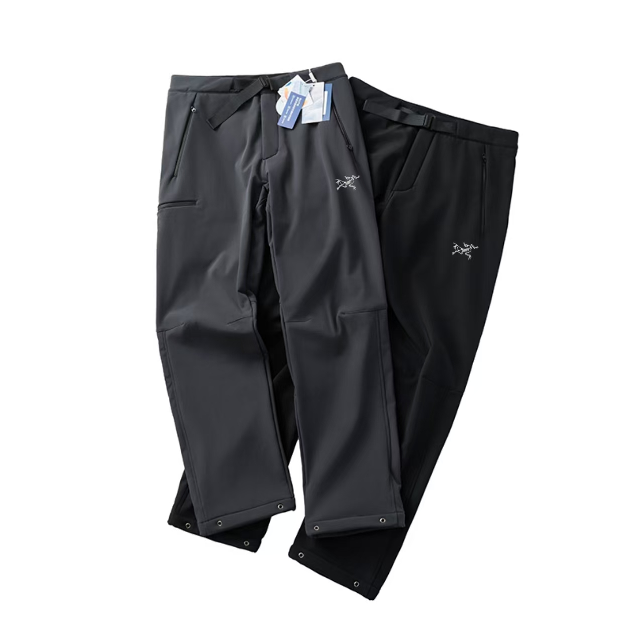 供货价:125💰『云仓特别款』出口贸易版本,天花板版本,原包装+原吊牌  印花版本
2025ARC‘TERYX始祖鸟 GAMMA JOGGER  防风 防泼水户外登山徒步加绒休闲长裤
采用客供高密度登山布面料！一穿便知！  非常结实具备良好的透气性和运动自由度
优良的户外登山四面弹 ，耐磨防泼水的功能！
军工级立体剪裁，自由活动不受拘束！简洁的造型非常大气
 这款裤子的特点是／轻便/弹力/防泼水/吸湿/排汗/弹力腰！  
非常百搭，日常上班 户外运动都可以穿着
此款经过鸟家多位著名设计师设计，是时尚休闲与户外运动的完美结合，所以无论您平时穿或者户外穿都是您的最佳选择。
腰带扣为金属扣腰带精美绝伦
裁剪采用立体三维裁剪
使每个部位都更加的合体舒适
斜插兜新加拉链
膝盖部分做了立体裁剪处理
更加适合运动。          
鸟标 厚实大气 采用TerraTex进口四面弹面料、柔软舒适，此面料具有优异的耐用性、透气性和吸湿排汗性能，防泼水,腰部内嵌可调节腰带，非常方便。立体剪裁结构，胯部三角接片设计，符合人体工程学，运动不受限制
2个加大斜插口袋，放置物品更安全。          
代工厂出货在工艺上的能力，的确是杠杠滴
抗静电，抗起球，挺括有型，透气性能好！
多的不讲，你光看图就明白，这件很碉的，稀缺货
不是时时会有的东西，懂货的来
颜色: 黑色，灰色
尺码：m一4XL





