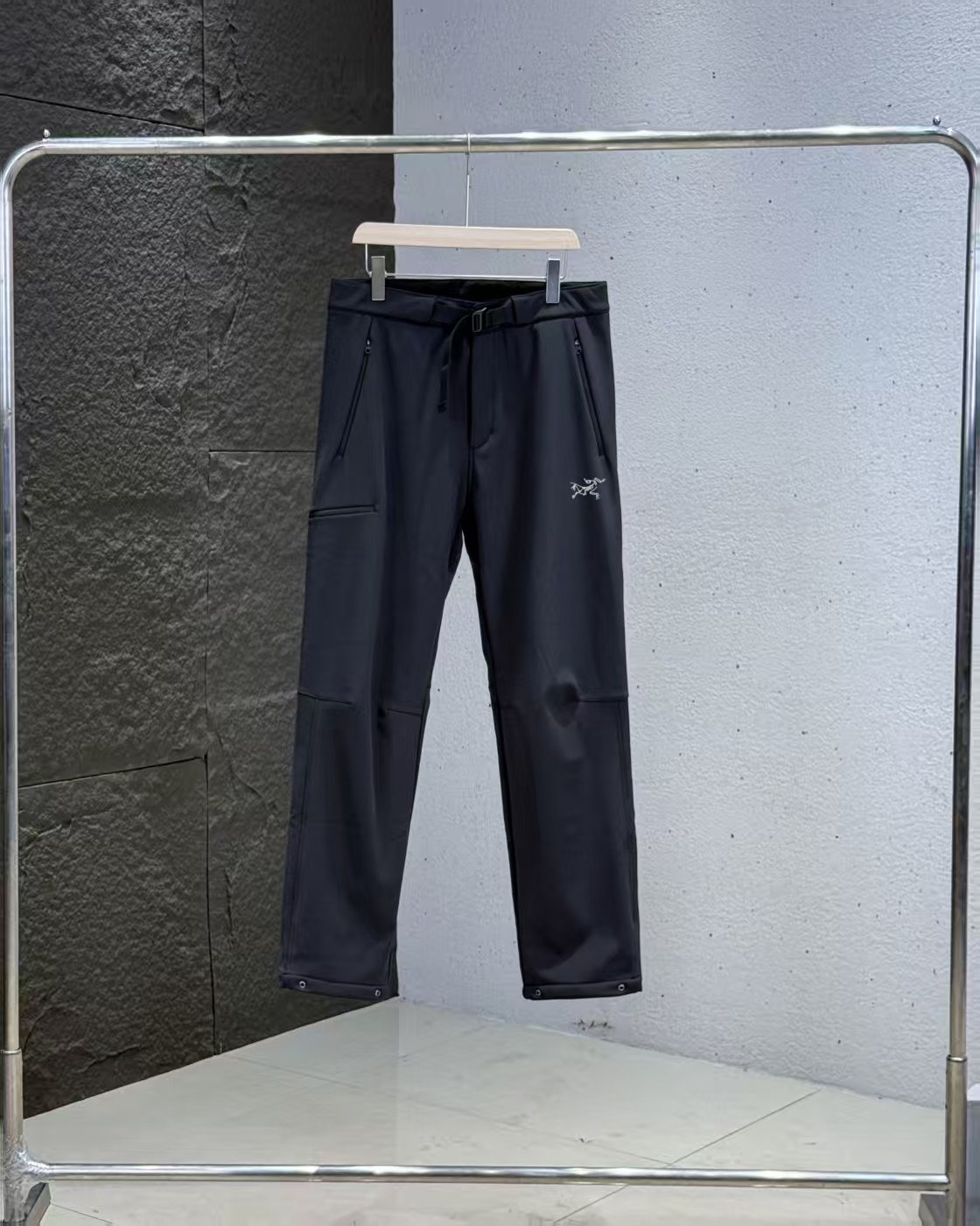 供货价:125💰『云仓特别款』出口贸易版本,天花板版本,原包装+原吊牌  印花版本
2025ARC‘TERYX始祖鸟 GAMMA JOGGER  防风 防泼水户外登山徒步加绒休闲长裤
采用客供高密度登山布面料！一穿便知！  非常结实具备良好的透气性和运动自由度
优良的户外登山四面弹 ，耐磨防泼水的功能！
军工级立体剪裁，自由活动不受拘束！简洁的造型非常大气
 这款裤子的特点是／轻便/弹力/防泼水/吸湿/排汗/弹力腰！  
非常百搭，日常上班 户外运动都可以穿着
此款经过鸟家多位著名设计师设计，是时尚休闲与户外运动的完美结合，所以无论您平时穿或者户外穿都是您的最佳选择。
腰带扣为金属扣腰带精美绝伦
裁剪采用立体三维裁剪
使每个部位都更加的合体舒适
斜插兜新加拉链
膝盖部分做了立体裁剪处理
更加适合运动。          
鸟标 厚实大气 采用TerraTex进口四面弹面料、柔软舒适，此面料具有优异的耐用性、透气性和吸湿排汗性能，防泼水,腰部内嵌可调节腰带，非常方便。立体剪裁结构，胯部三角接片设计，符合人体工程学，运动不受限制
2个加大斜插口袋，放置物品更安全。          
代工厂出货在工艺上的能力，的确是杠杠滴
抗静电，抗起球，挺括有型，透气性能好！
多的不讲，你光看图就明白，这件很碉的，稀缺货
不是时时会有的东西，懂货的来
颜色: 黑色，灰色
尺码：m一4XL





