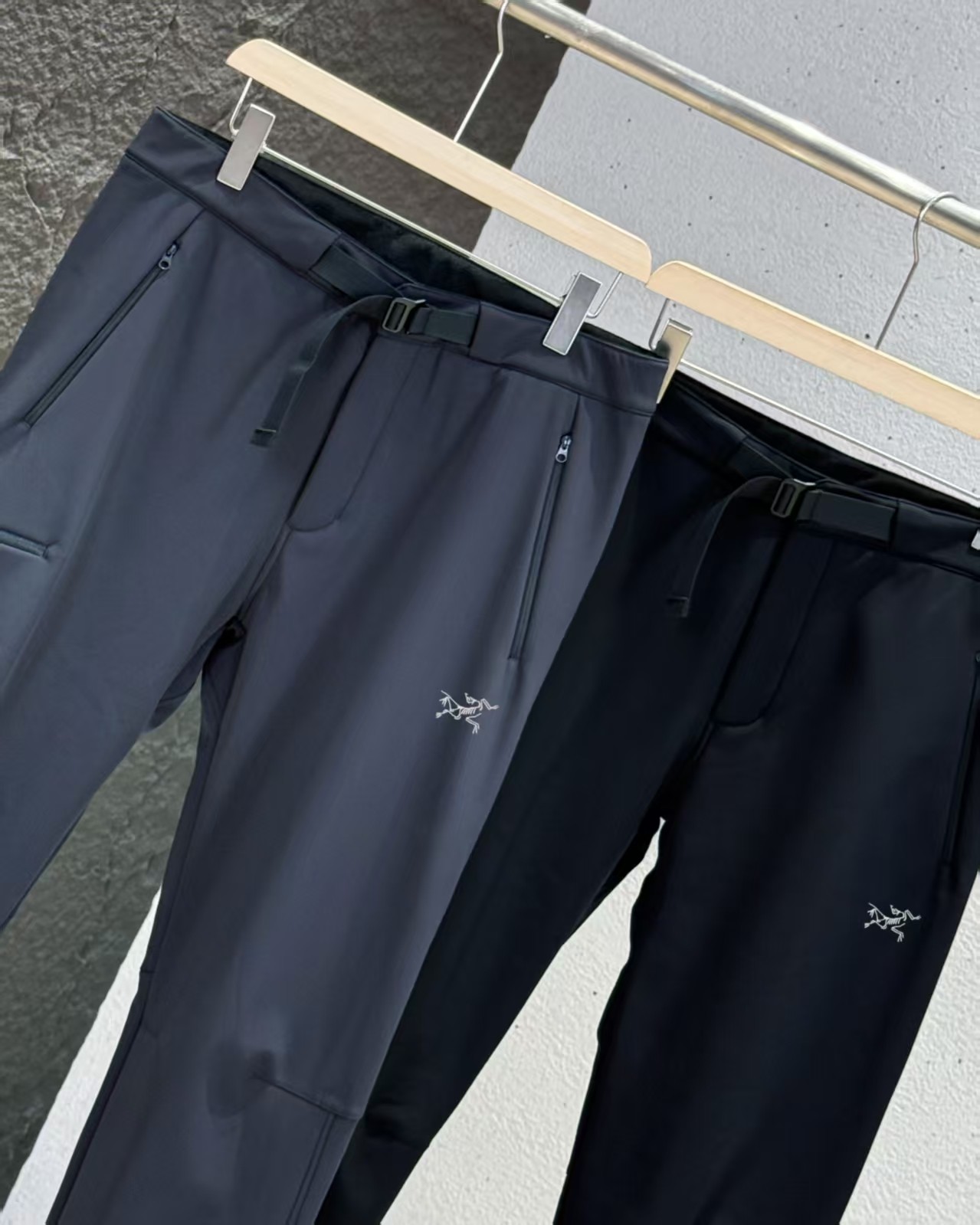 供货价:125💰『云仓特别款』出口贸易版本,天花板版本,原包装+原吊牌  印花版本
2025ARC‘TERYX始祖鸟 GAMMA JOGGER  防风 防泼水户外登山徒步加绒休闲长裤
采用客供高密度登山布面料！一穿便知！  非常结实具备良好的透气性和运动自由度
优良的户外登山四面弹 ，耐磨防泼水的功能！
军工级立体剪裁，自由活动不受拘束！简洁的造型非常大气
 这款裤子的特点是／轻便/弹力/防泼水/吸湿/排汗/弹力腰！  
非常百搭，日常上班 户外运动都可以穿着
此款经过鸟家多位著名设计师设计，是时尚休闲与户外运动的完美结合，所以无论您平时穿或者户外穿都是您的最佳选择。
腰带扣为金属扣腰带精美绝伦
裁剪采用立体三维裁剪
使每个部位都更加的合体舒适
斜插兜新加拉链
膝盖部分做了立体裁剪处理
更加适合运动。          
鸟标 厚实大气 采用TerraTex进口四面弹面料、柔软舒适，此面料具有优异的耐用性、透气性和吸湿排汗性能，防泼水,腰部内嵌可调节腰带，非常方便。立体剪裁结构，胯部三角接片设计，符合人体工程学，运动不受限制
2个加大斜插口袋，放置物品更安全。          
代工厂出货在工艺上的能力，的确是杠杠滴
抗静电，抗起球，挺括有型，透气性能好！
多的不讲，你光看图就明白，这件很碉的，稀缺货
不是时时会有的东西，懂货的来
颜色: 黑色，灰色
尺码：m一4XL





