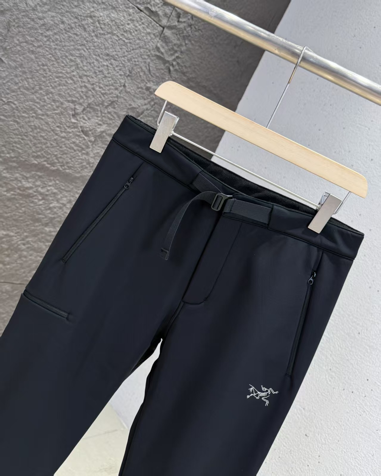 供货价:125💰『云仓特别款』出口贸易版本,天花板版本,原包装+原吊牌  印花版本
2025ARC‘TERYX始祖鸟 GAMMA JOGGER  防风 防泼水户外登山徒步加绒休闲长裤
采用客供高密度登山布面料！一穿便知！  非常结实具备良好的透气性和运动自由度
优良的户外登山四面弹 ，耐磨防泼水的功能！
军工级立体剪裁，自由活动不受拘束！简洁的造型非常大气
 这款裤子的特点是／轻便/弹力/防泼水/吸湿/排汗/弹力腰！  
非常百搭，日常上班 户外运动都可以穿着
此款经过鸟家多位著名设计师设计，是时尚休闲与户外运动的完美结合，所以无论您平时穿或者户外穿都是您的最佳选择。
腰带扣为金属扣腰带精美绝伦
裁剪采用立体三维裁剪
使每个部位都更加的合体舒适
斜插兜新加拉链
膝盖部分做了立体裁剪处理
更加适合运动。          
鸟标 厚实大气 采用TerraTex进口四面弹面料、柔软舒适，此面料具有优异的耐用性、透气性和吸湿排汗性能，防泼水,腰部内嵌可调节腰带，非常方便。立体剪裁结构，胯部三角接片设计，符合人体工程学，运动不受限制
2个加大斜插口袋，放置物品更安全。          
代工厂出货在工艺上的能力，的确是杠杠滴
抗静电，抗起球，挺括有型，透气性能好！
多的不讲，你光看图就明白，这件很碉的，稀缺货
不是时时会有的东西，懂货的来
颜色: 黑色，灰色
尺码：m一4XL





