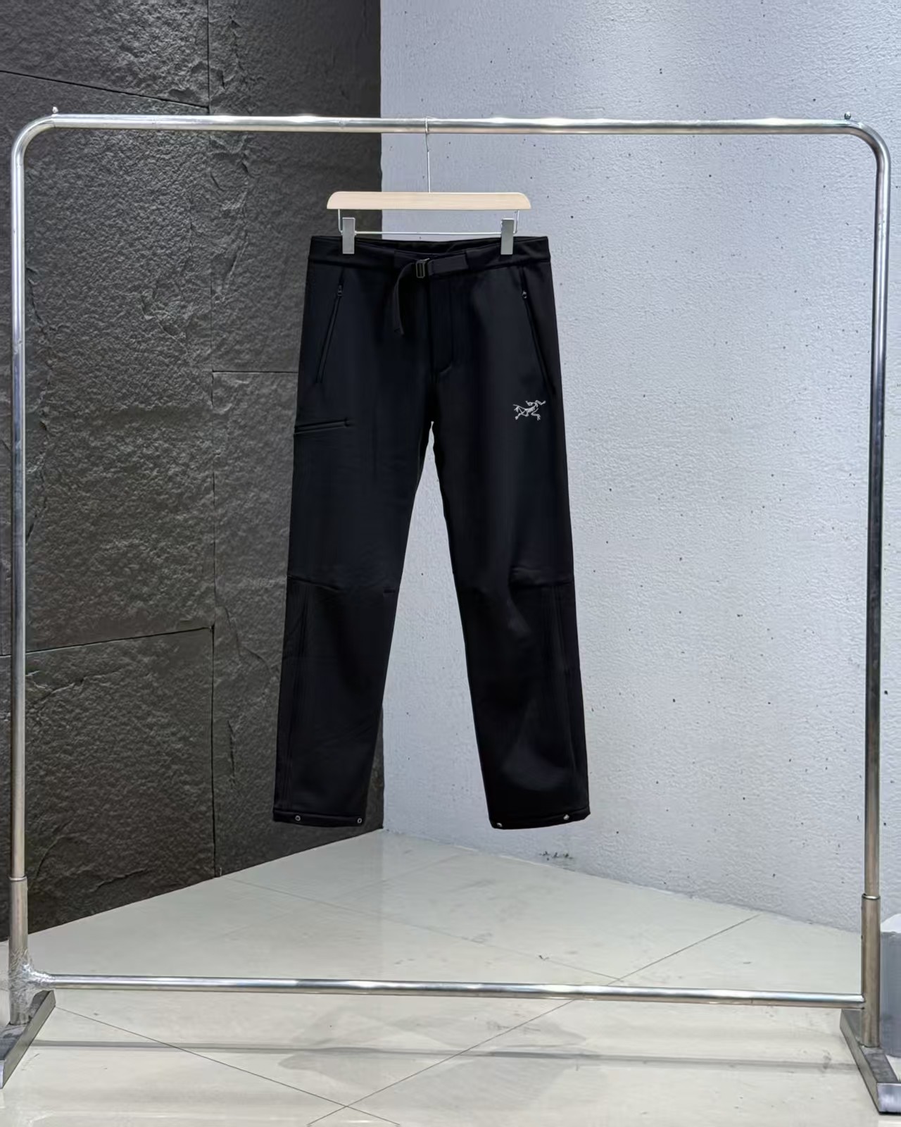 供货价:125💰『云仓特别款』出口贸易版本,天花板版本,原包装+原吊牌  印花版本
2025ARC‘TERYX始祖鸟 GAMMA JOGGER  防风 防泼水户外登山徒步加绒休闲长裤
采用客供高密度登山布面料！一穿便知！  非常结实具备良好的透气性和运动自由度
优良的户外登山四面弹 ，耐磨防泼水的功能！
军工级立体剪裁，自由活动不受拘束！简洁的造型非常大气
 这款裤子的特点是／轻便/弹力/防泼水/吸湿/排汗/弹力腰！  
非常百搭，日常上班 户外运动都可以穿着
此款经过鸟家多位著名设计师设计，是时尚休闲与户外运动的完美结合，所以无论您平时穿或者户外穿都是您的最佳选择。
腰带扣为金属扣腰带精美绝伦
裁剪采用立体三维裁剪
使每个部位都更加的合体舒适
斜插兜新加拉链
膝盖部分做了立体裁剪处理
更加适合运动。          
鸟标 厚实大气 采用TerraTex进口四面弹面料、柔软舒适，此面料具有优异的耐用性、透气性和吸湿排汗性能，防泼水,腰部内嵌可调节腰带，非常方便。立体剪裁结构，胯部三角接片设计，符合人体工程学，运动不受限制
2个加大斜插口袋，放置物品更安全。          
代工厂出货在工艺上的能力，的确是杠杠滴
抗静电，抗起球，挺括有型，透气性能好！
多的不讲，你光看图就明白，这件很碉的，稀缺货
不是时时会有的东西，懂货的来
颜色: 黑色，灰色
尺码：m一4XL





