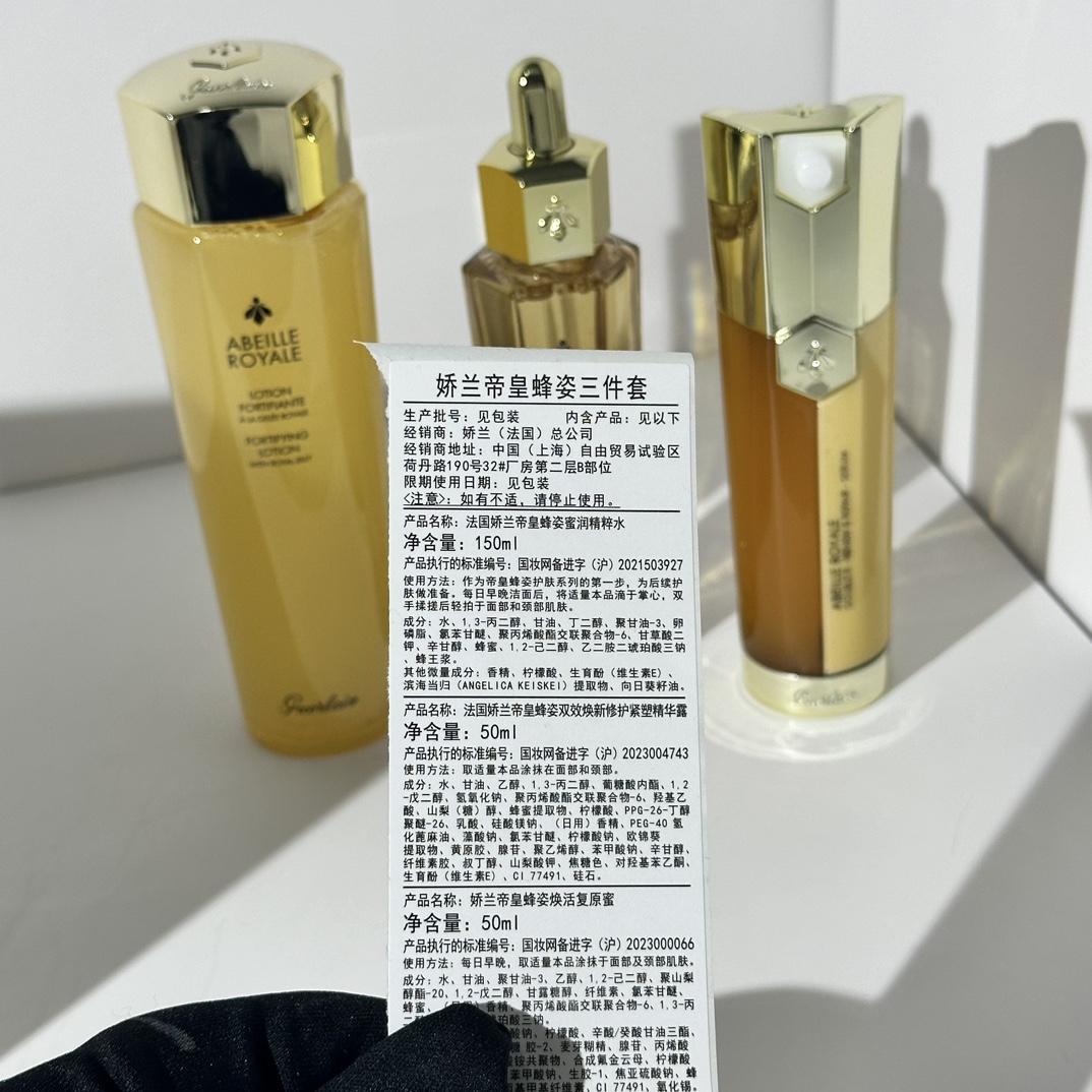 普/100💰
娇兰帝皇蜂姿三件套！内含：复原蜜50ml，双管精华50ml，25X蜂姿水150ml。
