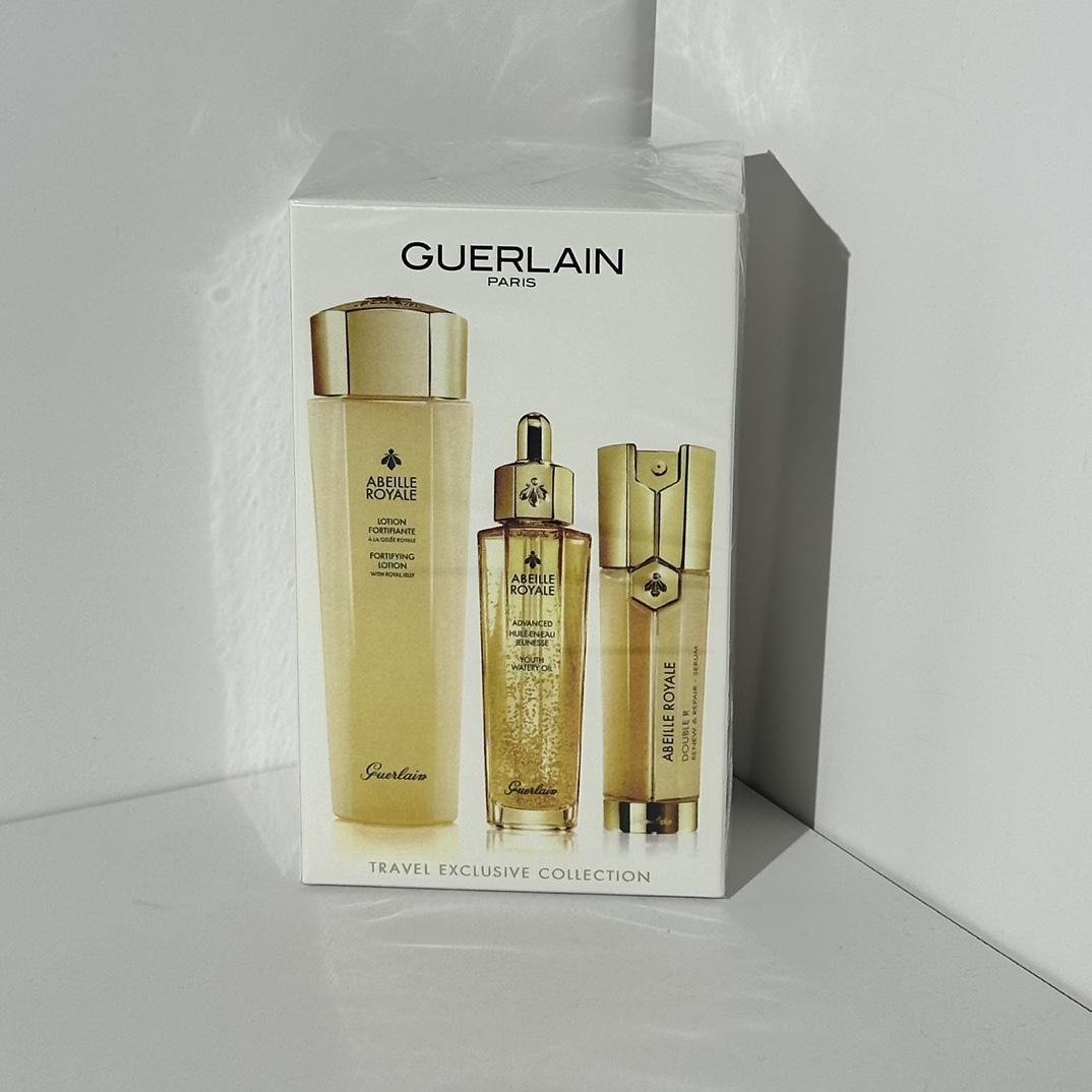 普/100💰
娇兰帝皇蜂姿三件套！内含：复原蜜50ml，双管精华50ml，25X蜂姿水150ml。
