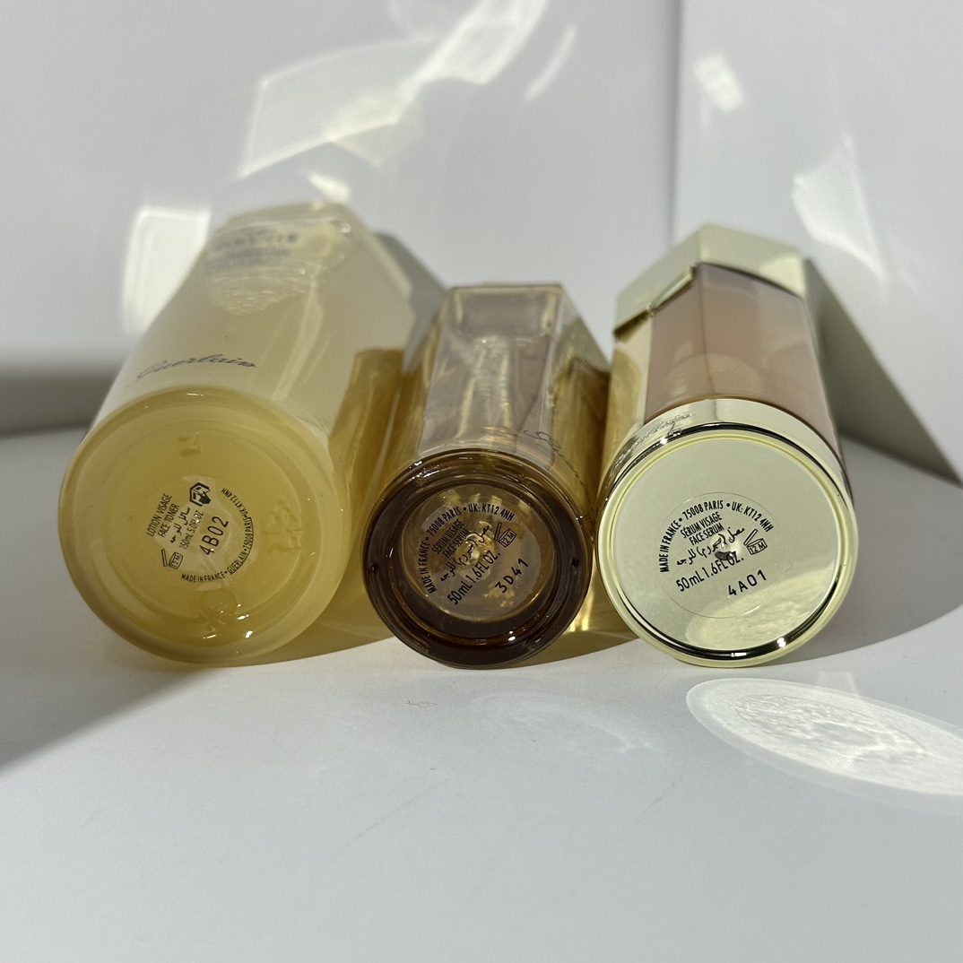 普/100💰
娇兰帝皇蜂姿三件套！内含：复原蜜50ml，双管精华50ml，25X蜂姿水150ml。