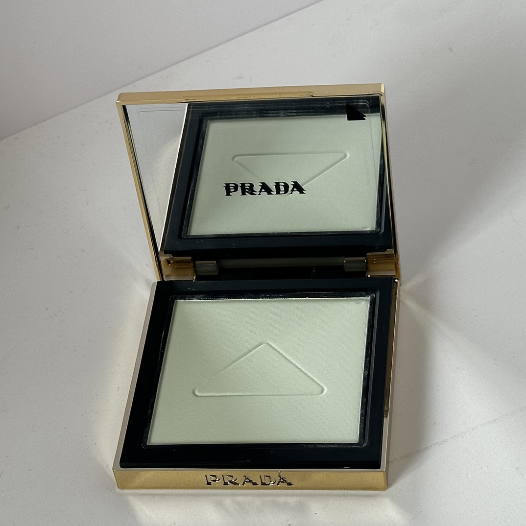 Especial/ Polvo compacto verde de Prada 6.8g!