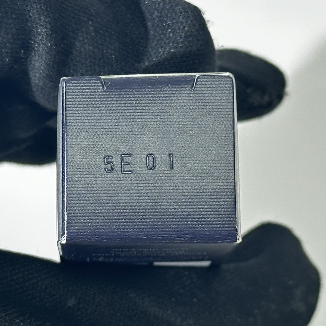 35💰
实拍高质量对版对味 2025版迪奥变色唇膏3.2g  配中文标
件288  认准批号：5E01
色号：001  004  012  031  038
​