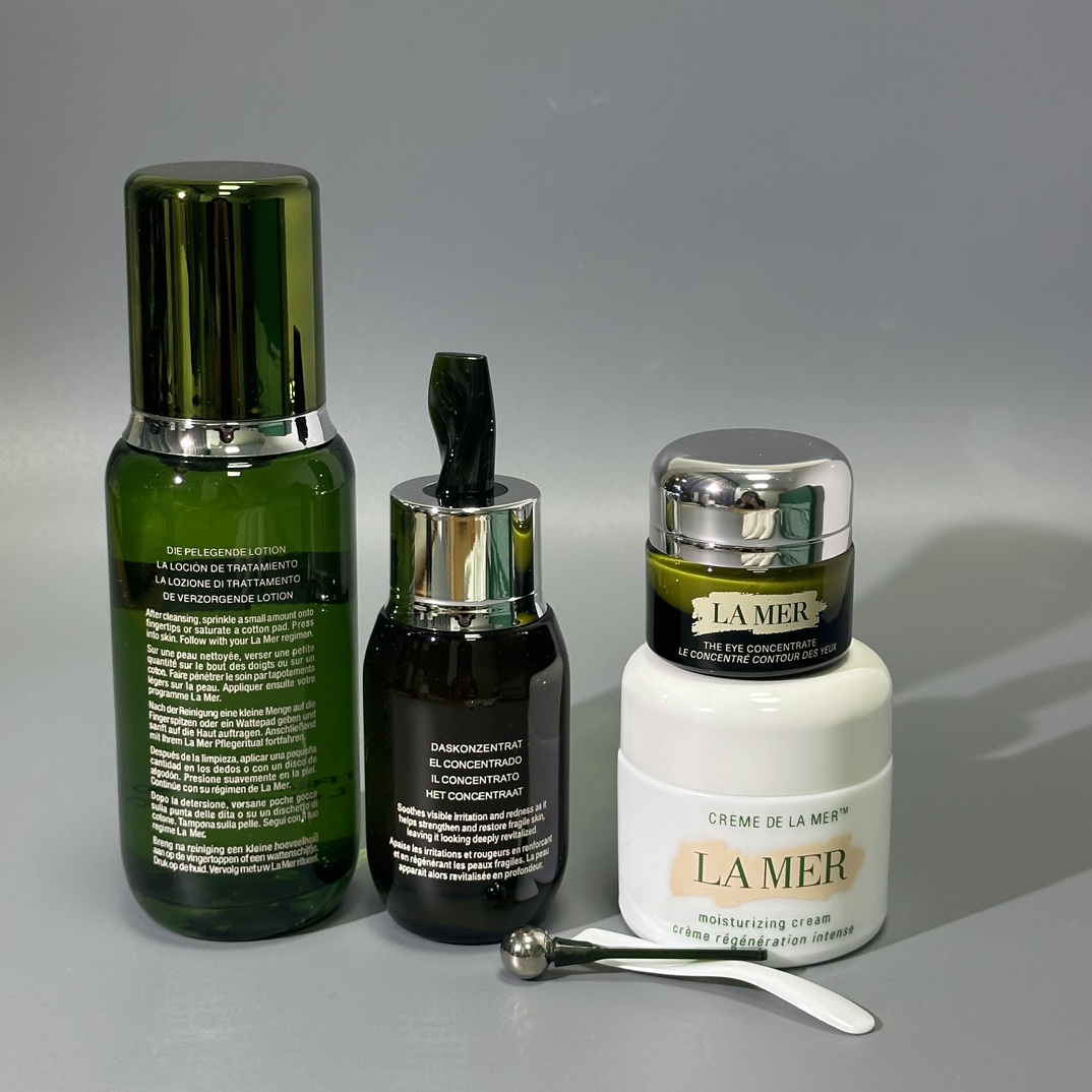 到货💰135包邮
礼盒款海蓝之谜王炸四件套     配中文标      
件12套   批号：A45 
内含：经典面霜60ml+ 新版精粹水150ml+浓缩精华50ml +绿眼霜15ml