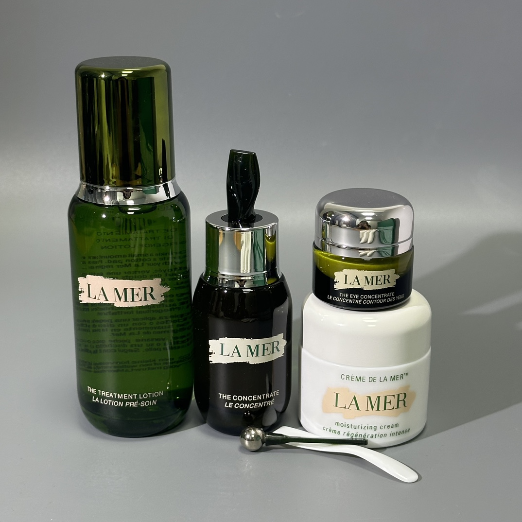 到货💰135包邮
礼盒款海蓝之谜王炸四件套     配中文标      
件12套   批号：A45 
内含：经典面霜60ml+ 新版精粹水150ml+浓缩精华50ml +绿眼霜15ml